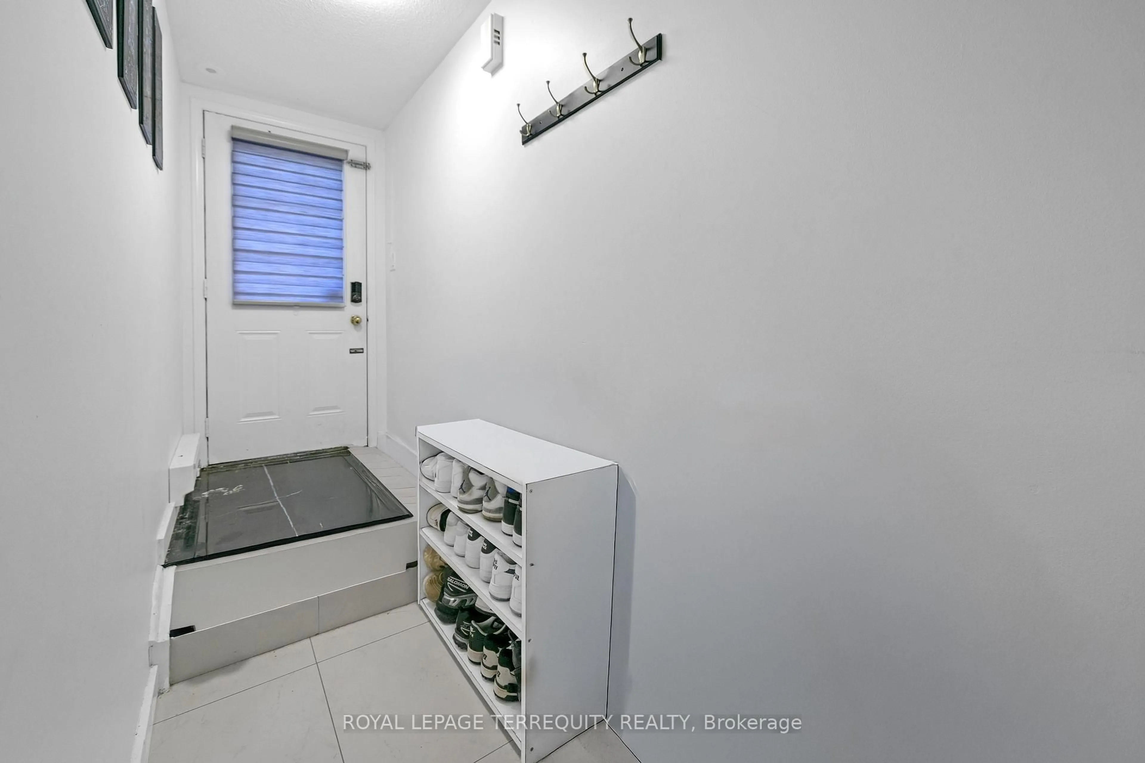Indoor entryway for 75 Turntable Cres #124, Toronto Ontario M6H 4K9