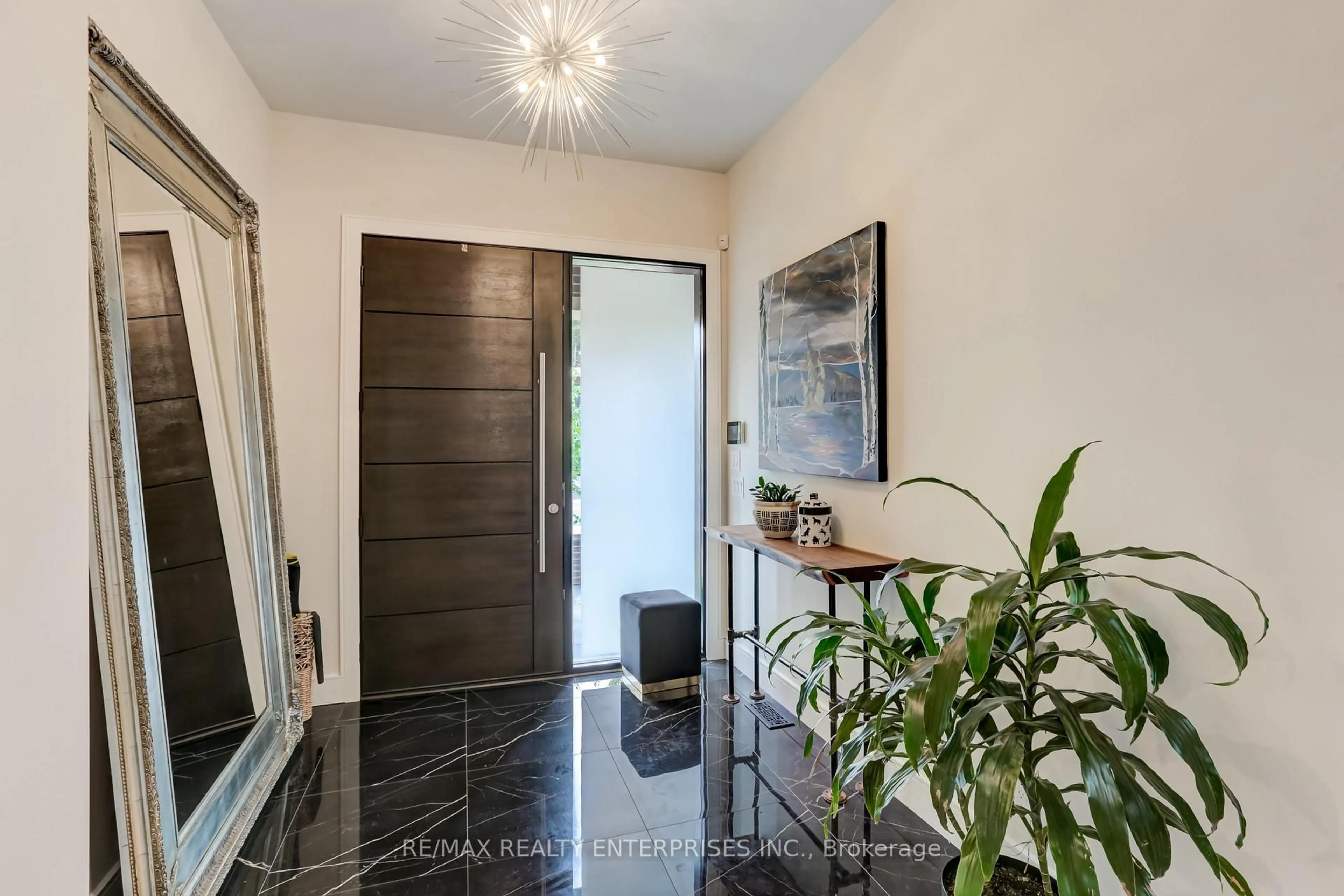 Indoor entryway for 37 Oakwood Ave, Mississauga Ontario L5G 3L9