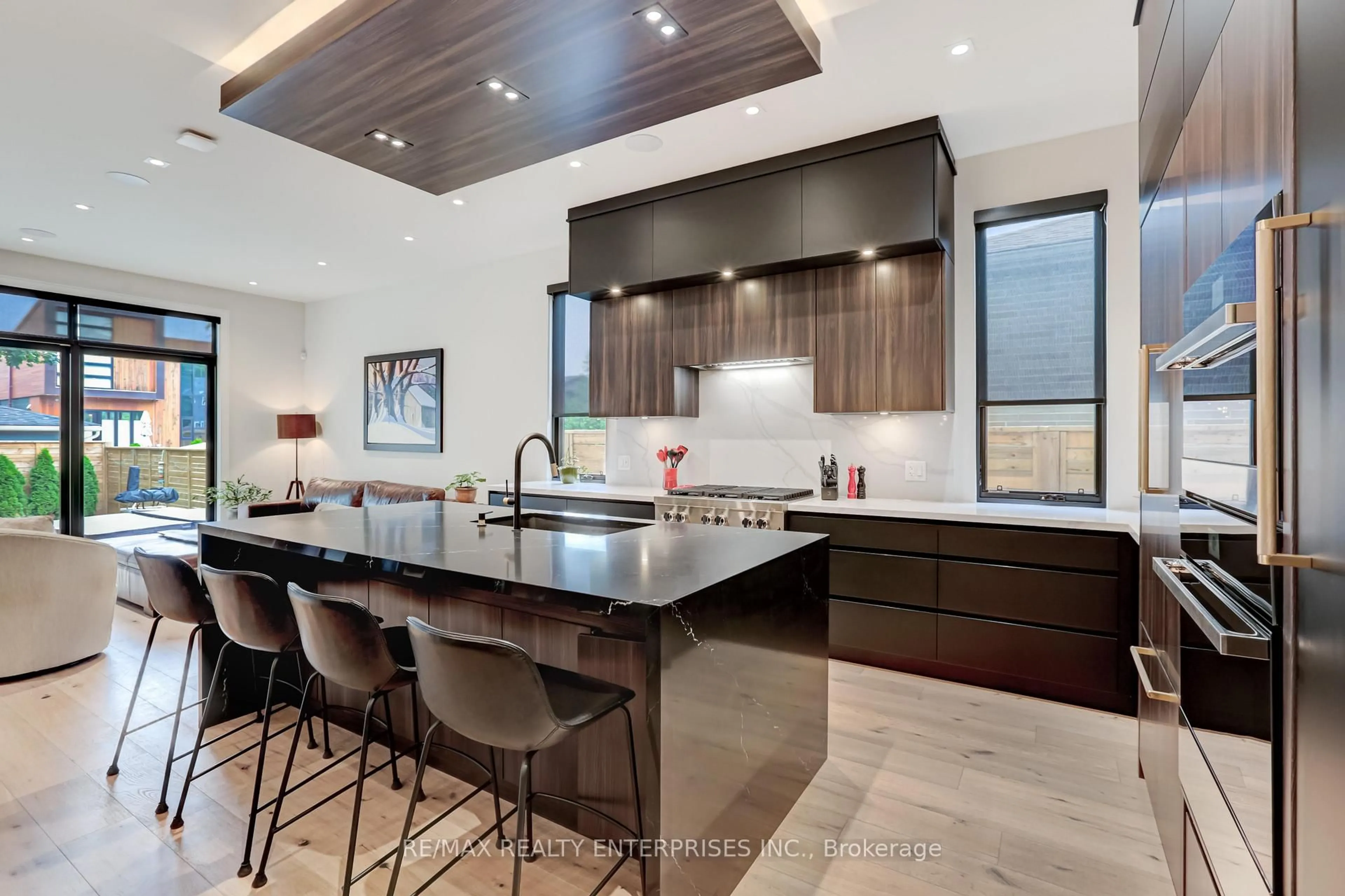Contemporary kitchen, unknown for 37 Oakwood Ave, Mississauga Ontario L5G 3L9