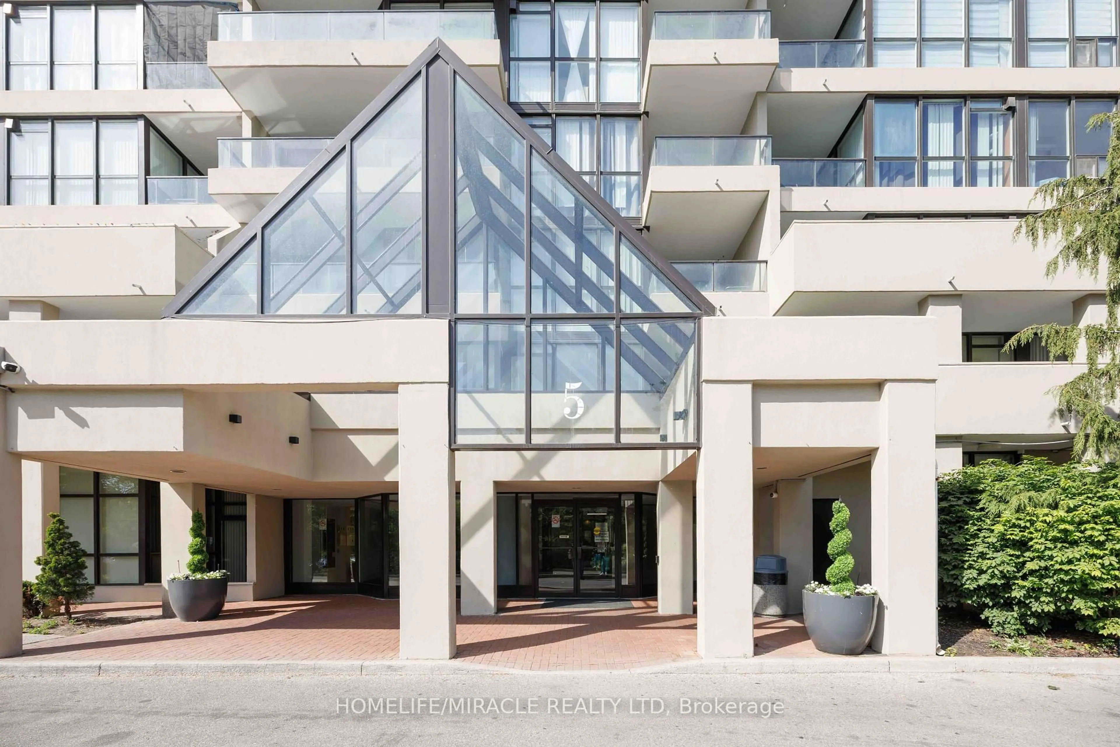 Indoor foyer for 5 Rowntree Rd #405, Toronto Ontario M9V 5G9