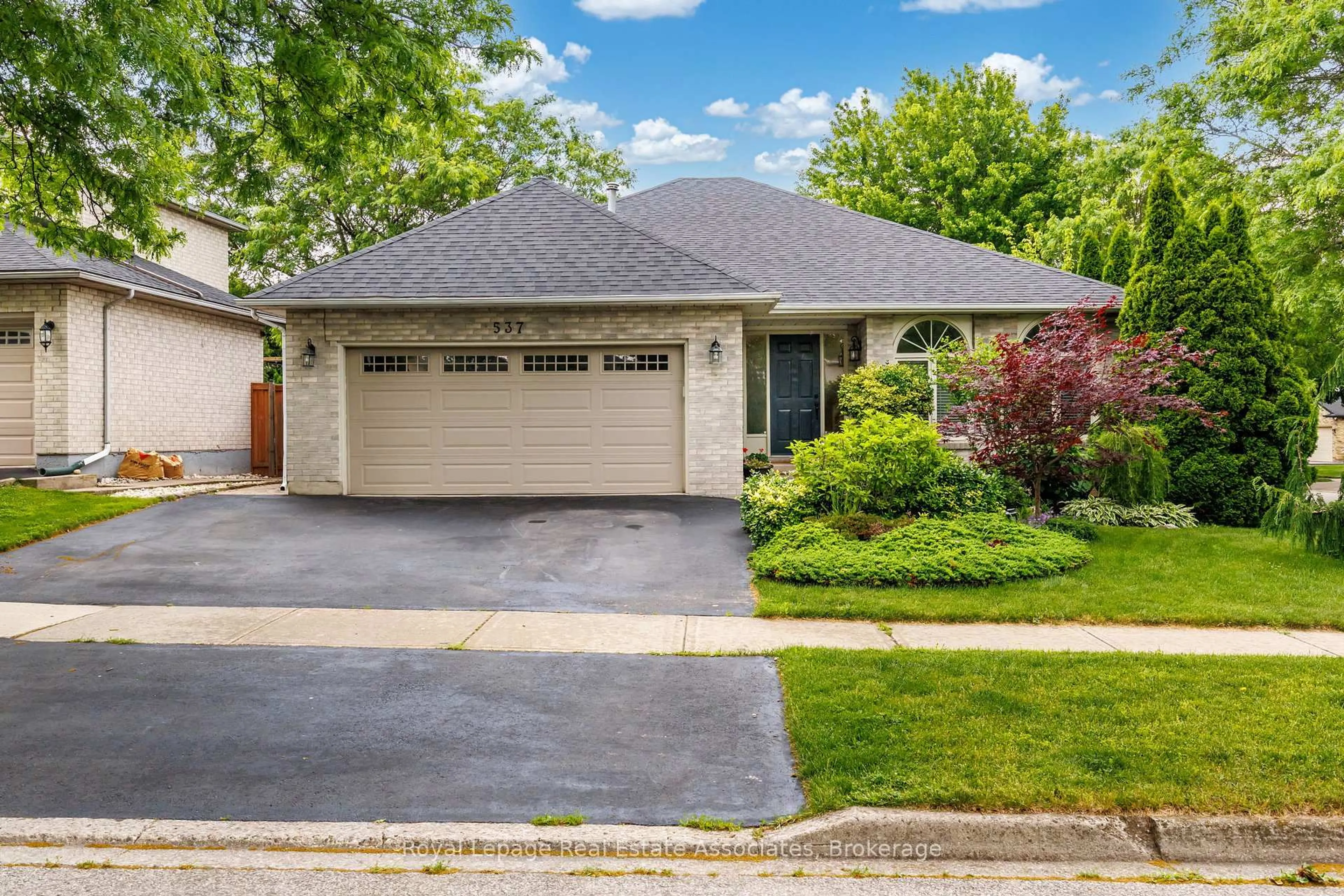 Home with brick exterior material, street for 537 MATHEWMAN Cres, Burlington Ontario L7L 5S6
