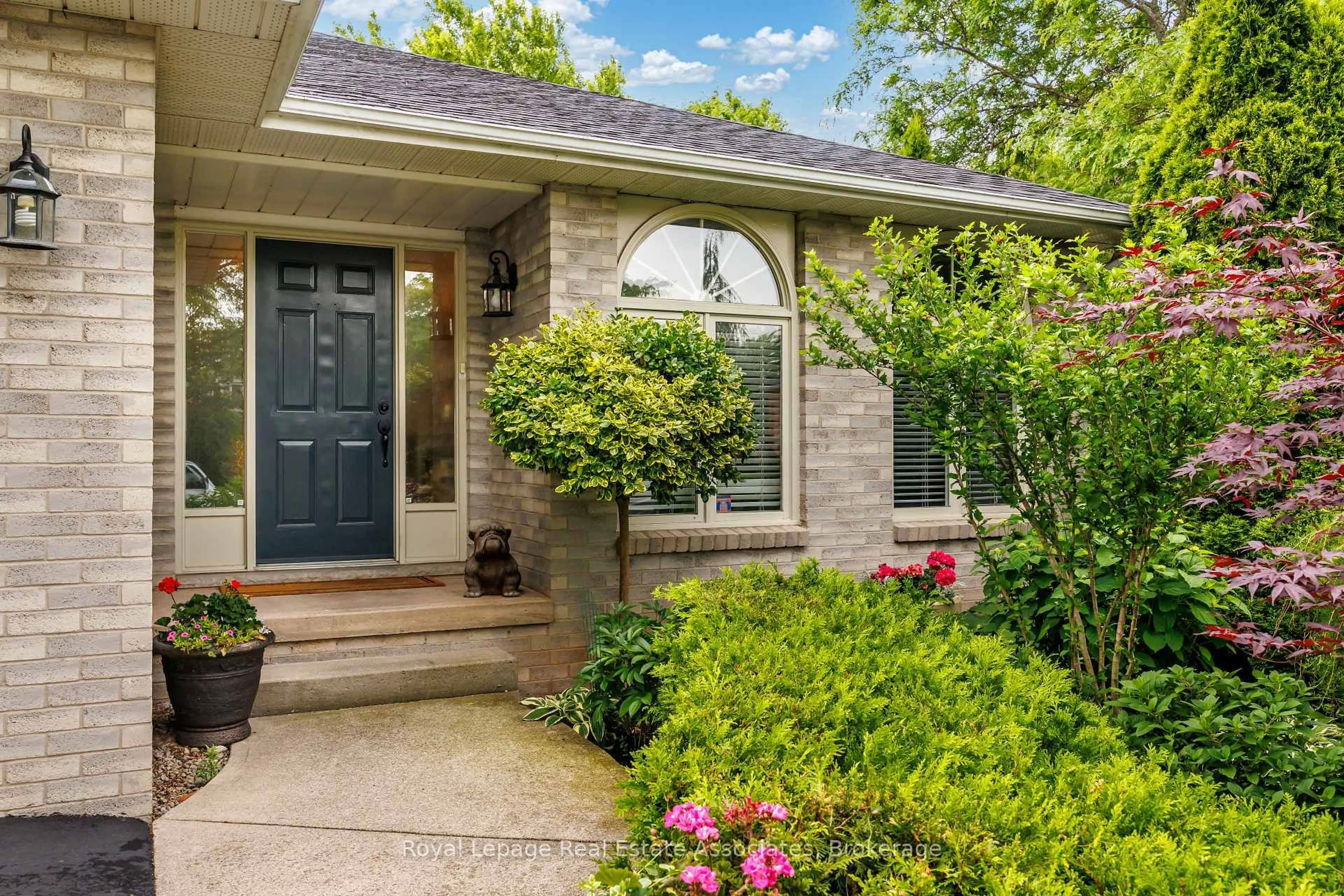 Home with brick exterior material, street for 537 MATHEWMAN Cres, Burlington Ontario L7L 5S6