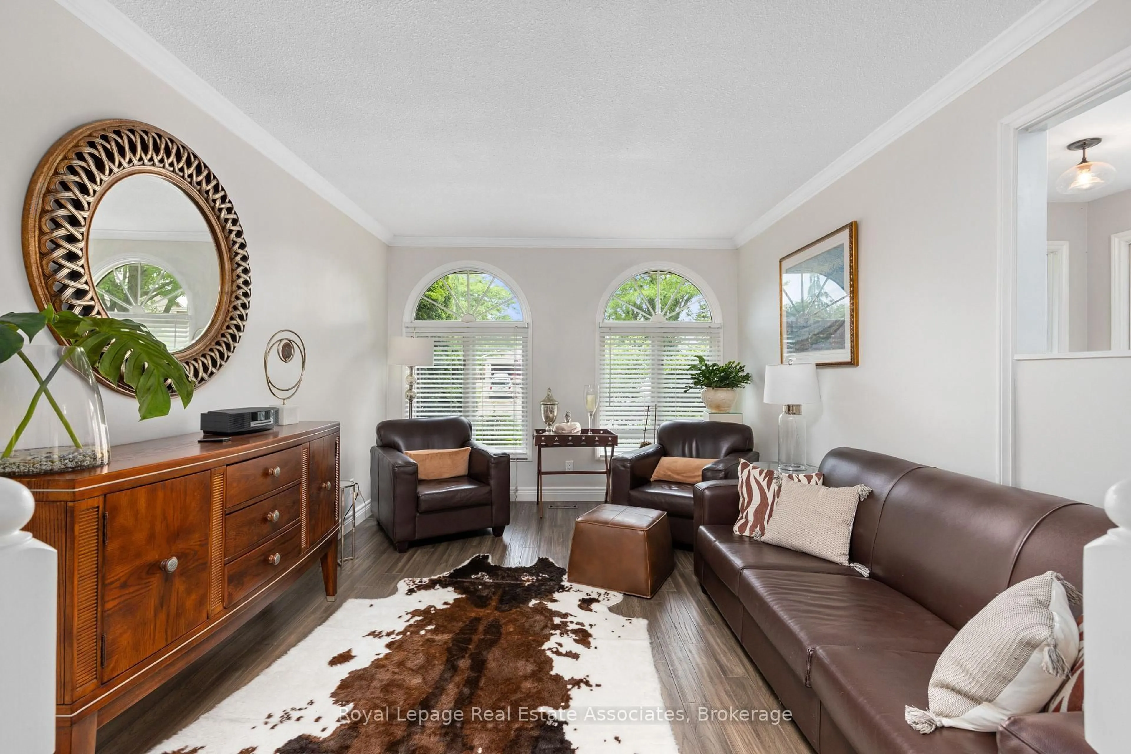 Living room with furniture, unknown for 537 MATHEWMAN Cres, Burlington Ontario L7L 5S6