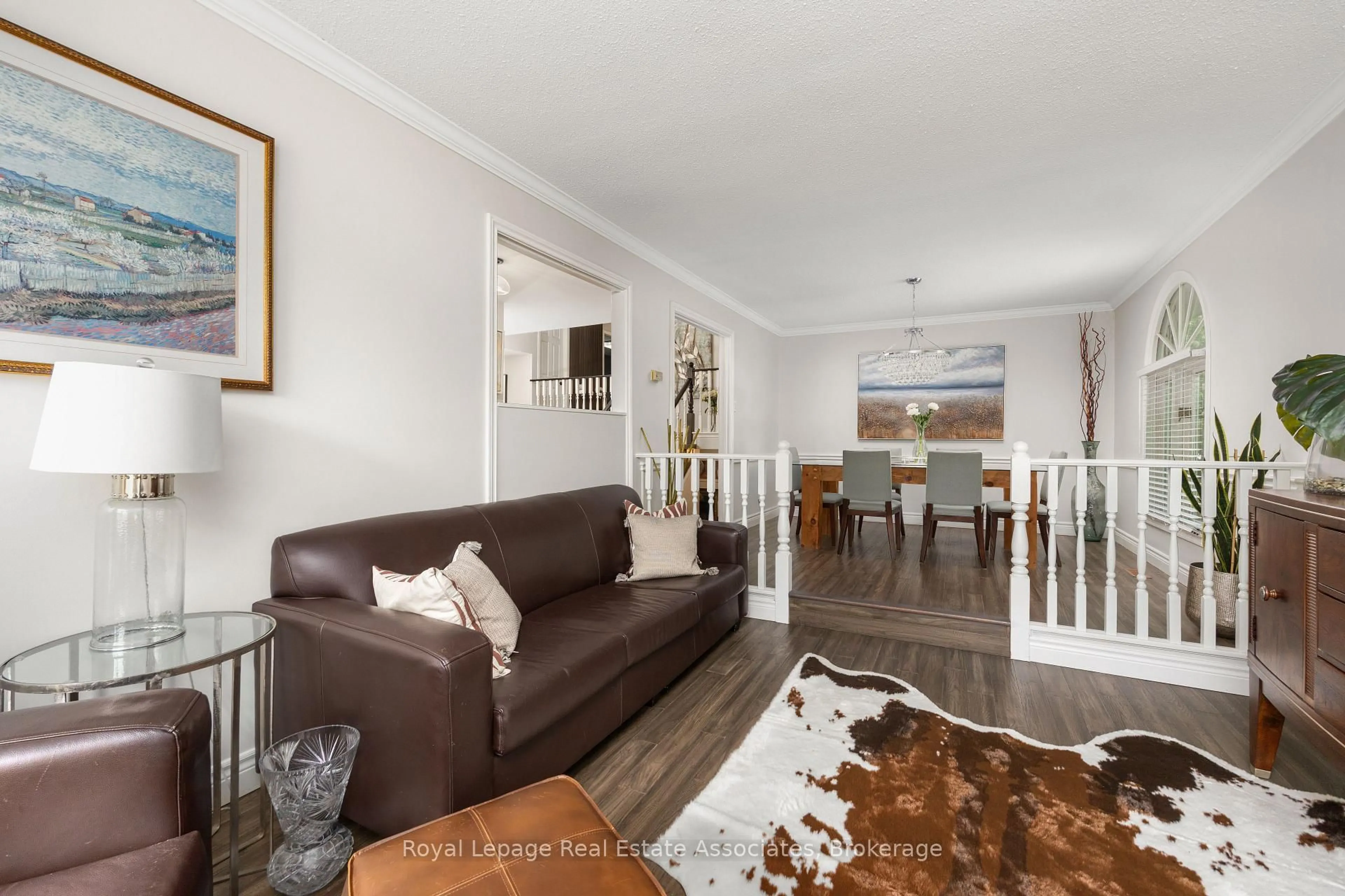 Living room with furniture, wood/laminate floor for 537 MATHEWMAN Cres, Burlington Ontario L7L 5S6
