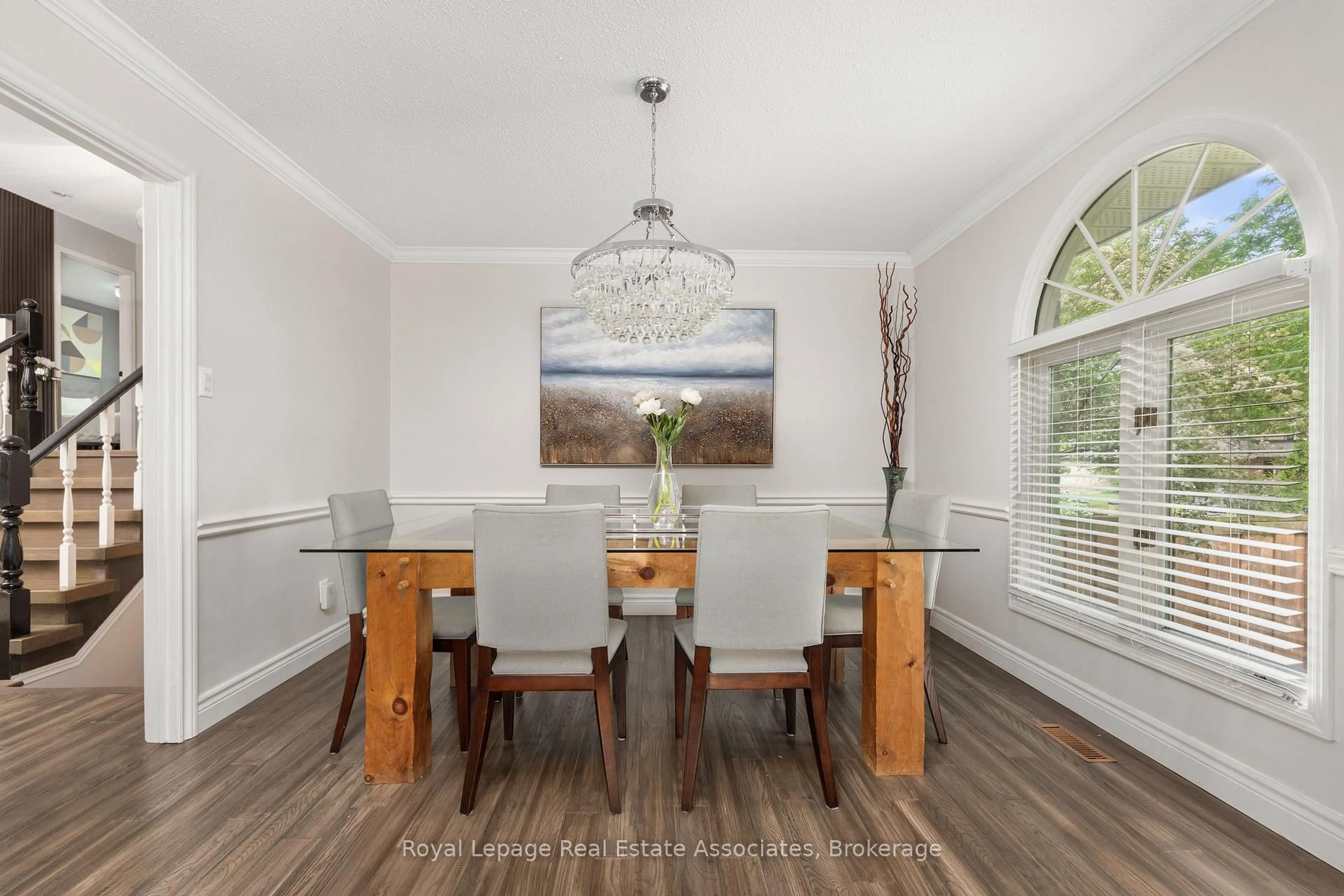 Dining room, wood/laminate floor for 537 MATHEWMAN Cres, Burlington Ontario L7L 5S6