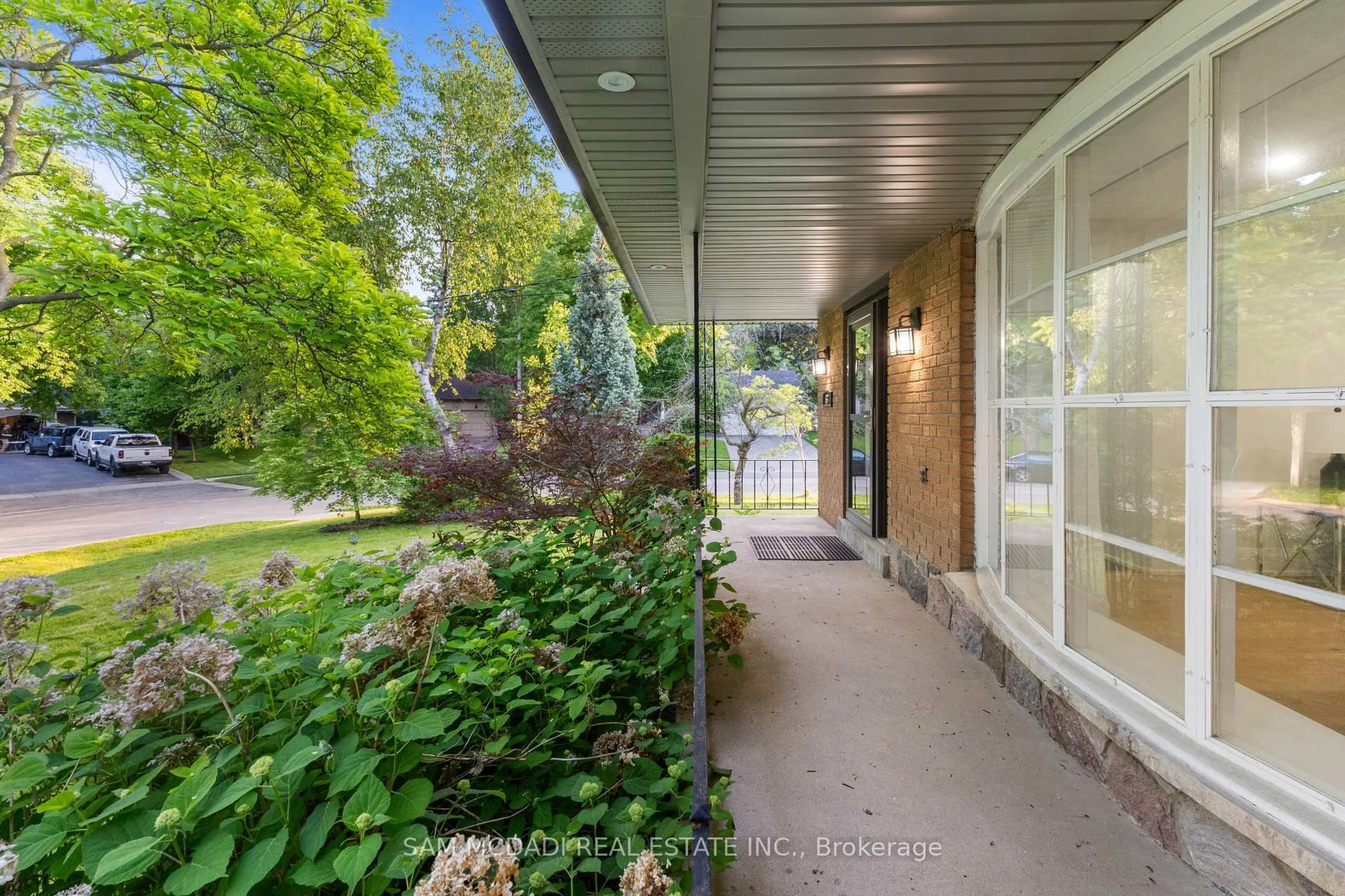 Patio, unknown for 63 Maplewood Rd, Mississauga Ontario L5G 2M7
