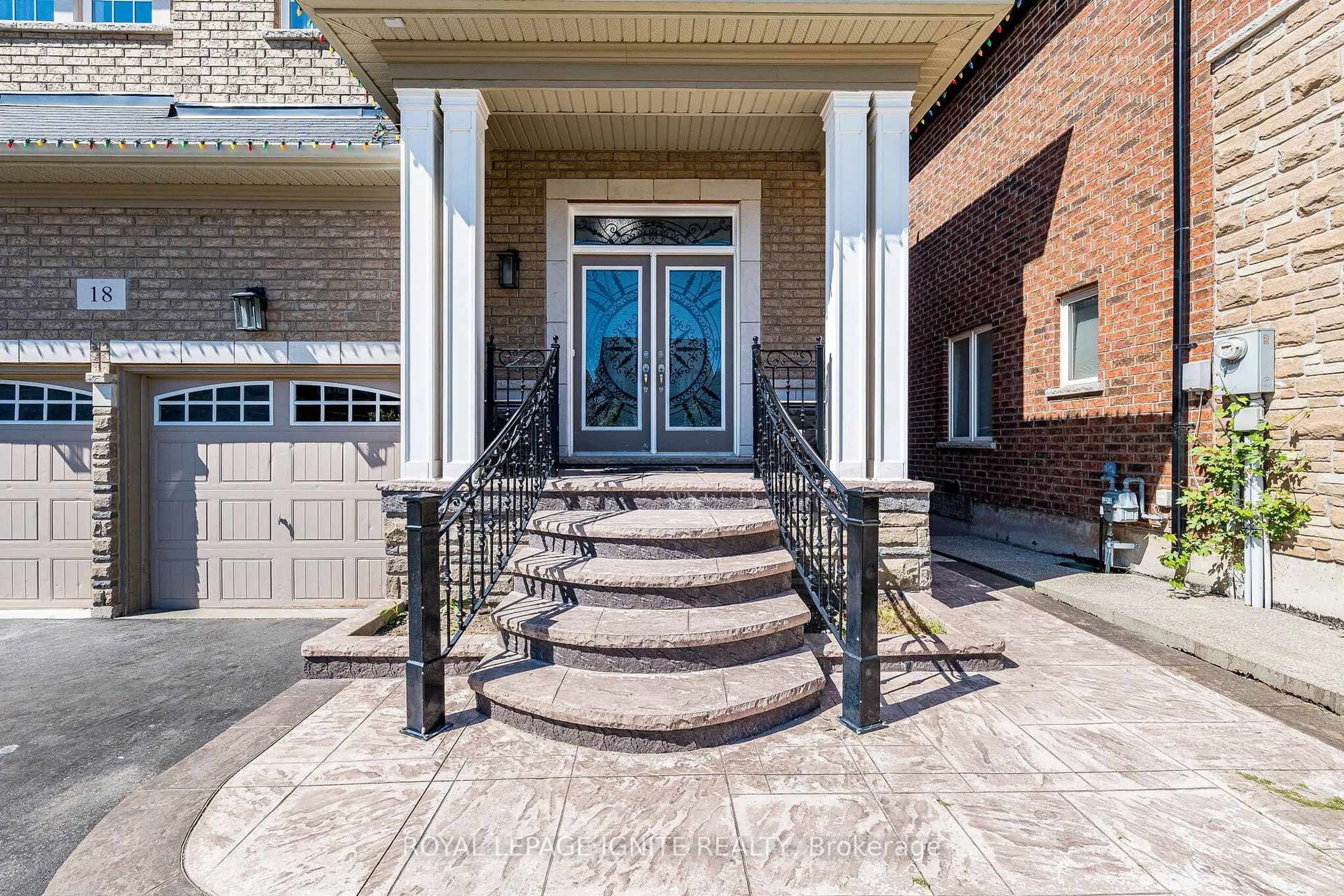 Indoor entryway for 18 MONKTON Circ, Brampton Ontario L6Y 0X1