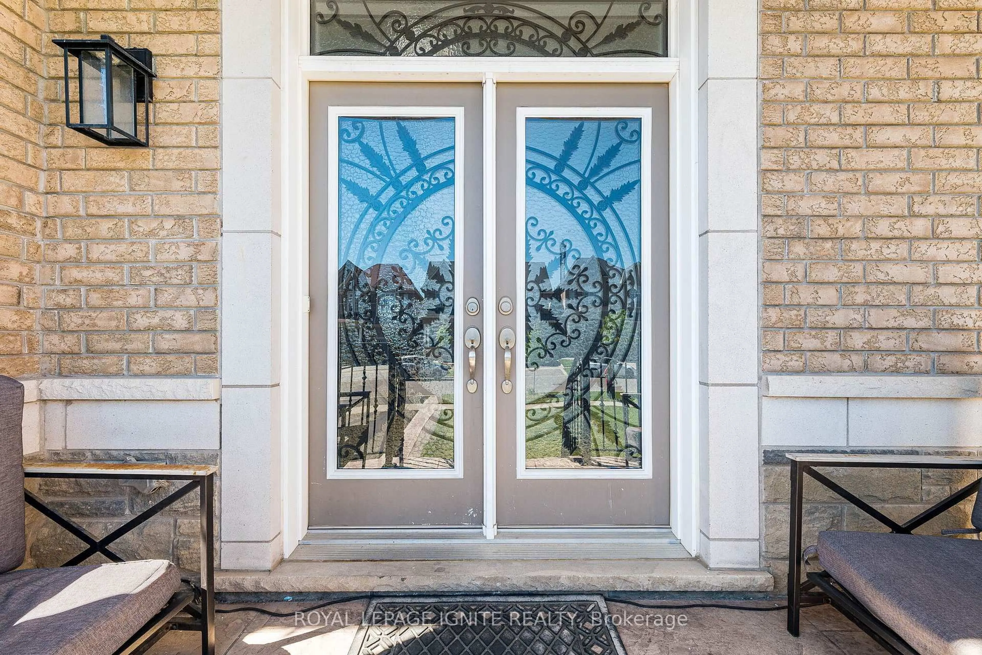 Indoor entryway for 18 MONKTON Circ, Brampton Ontario L6Y 0X1