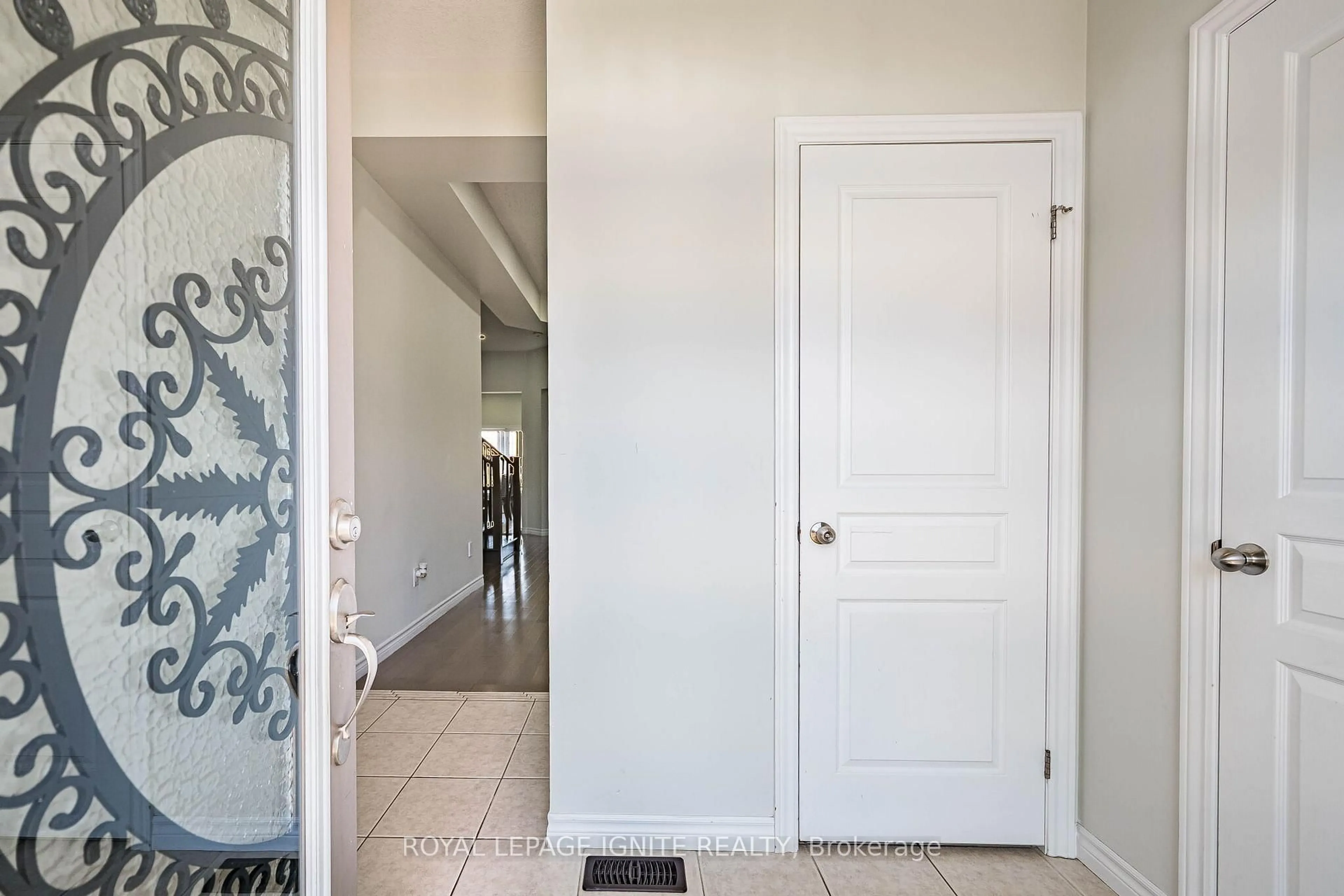 Indoor entryway for 18 MONKTON Circ, Brampton Ontario L6Y 0X1