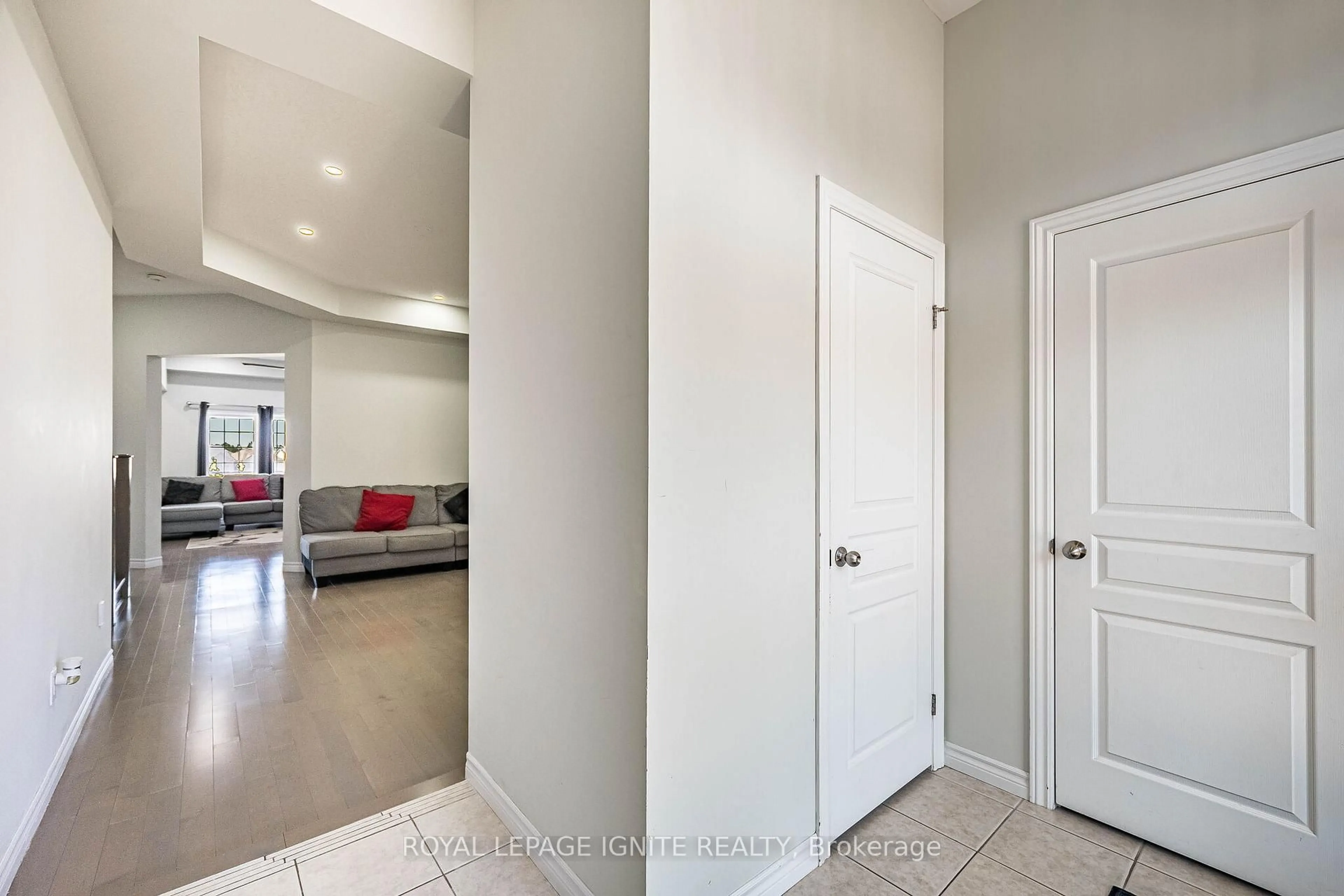 Indoor entryway for 18 MONKTON Circ, Brampton Ontario L6Y 0X1