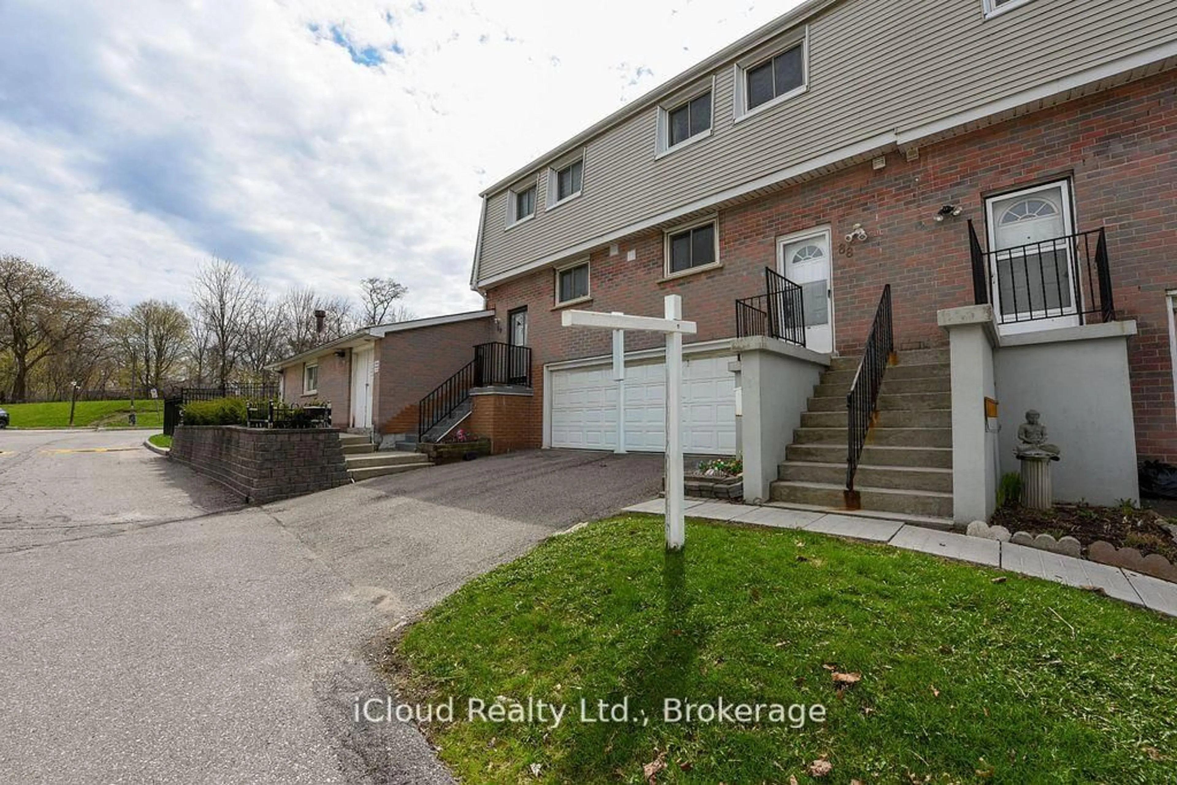 A pic from outside/outdoor area/front of a property/back of a property/a pic from drone, street for 400 Mississauga Valley Blvd #88, Mississauga Ontario L5A 3N6