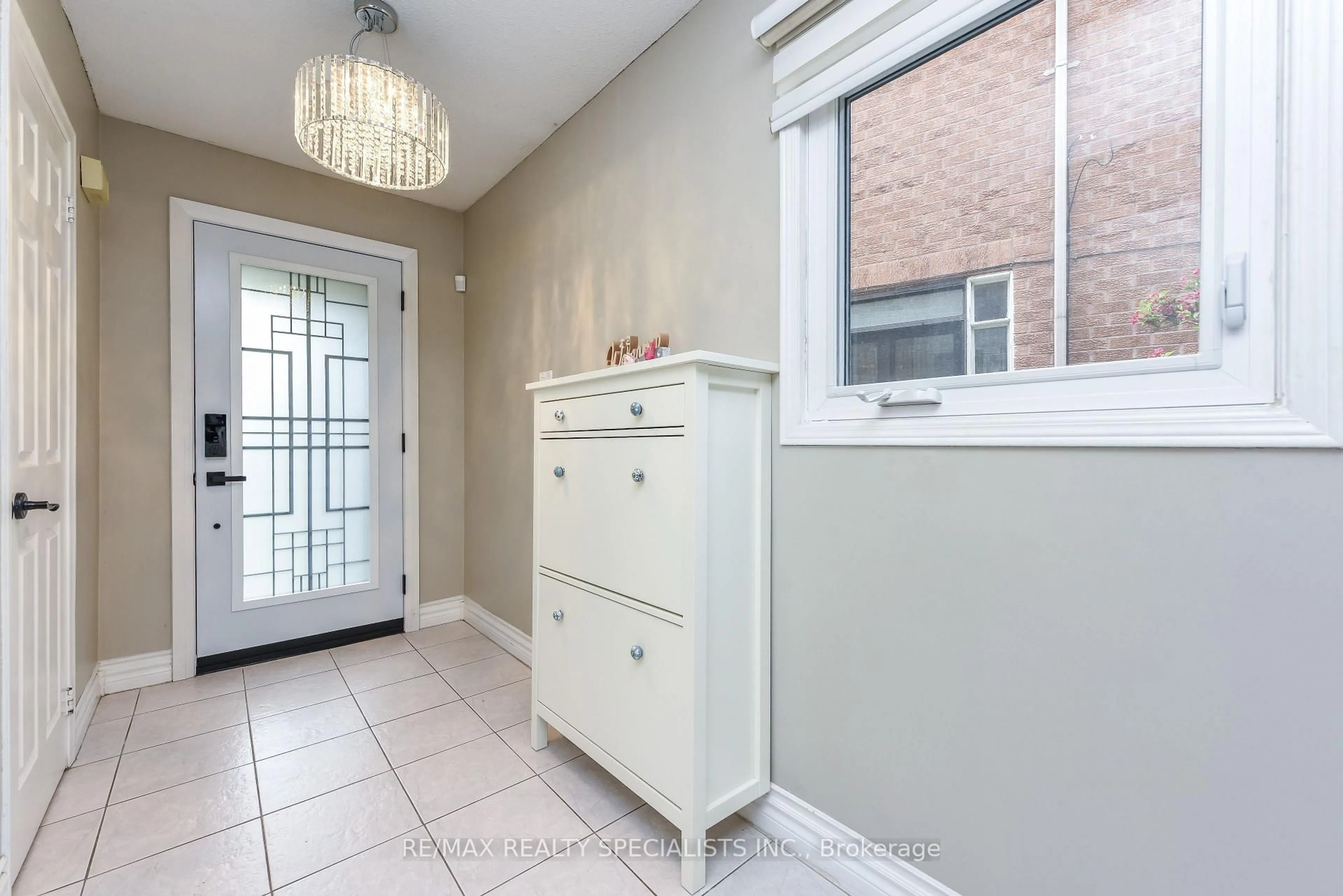 Indoor entryway for 6459 Longspur Rd, Mississauga Ontario L5N 6E4