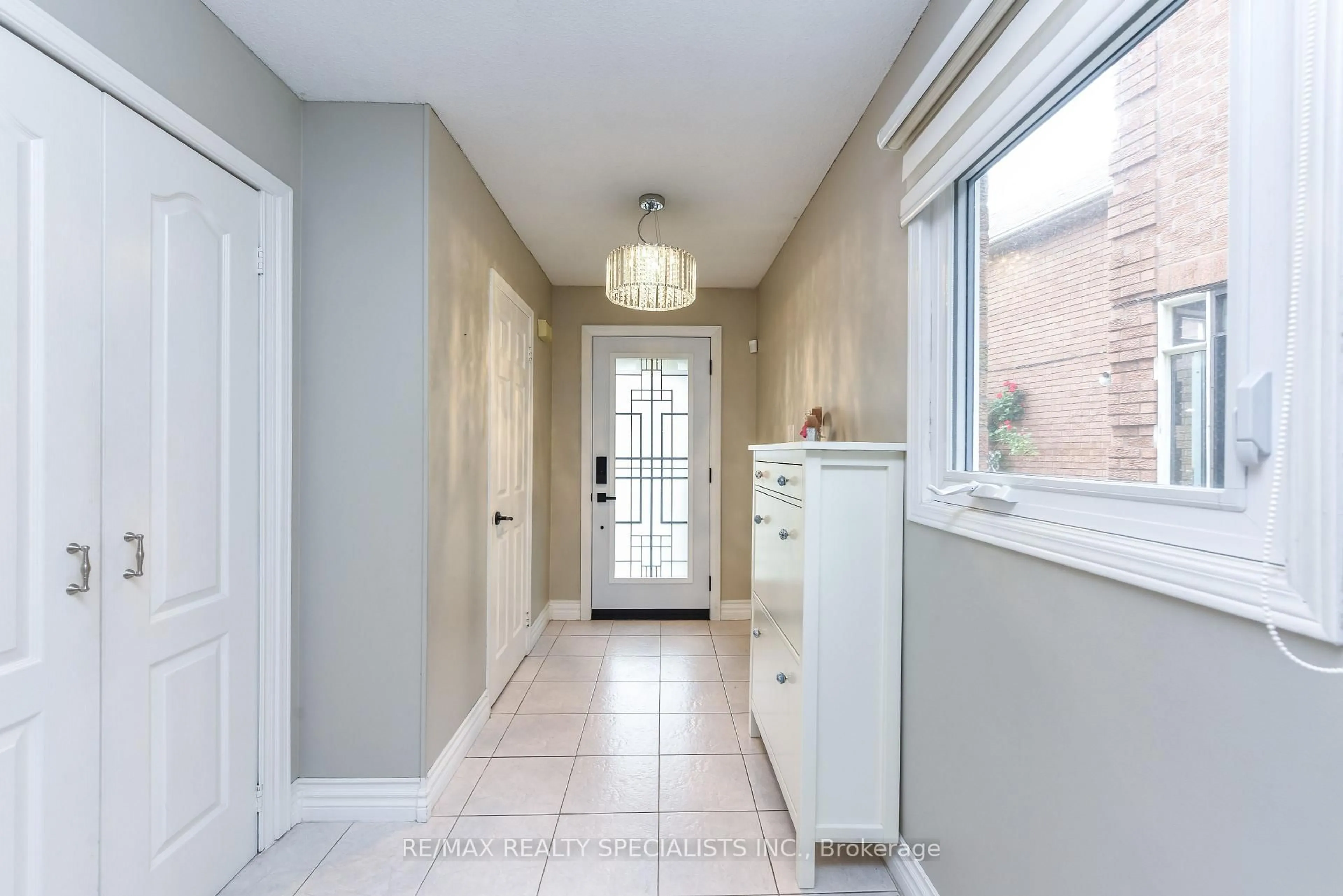 Indoor entryway for 6459 Longspur Rd, Mississauga Ontario L5N 6E4