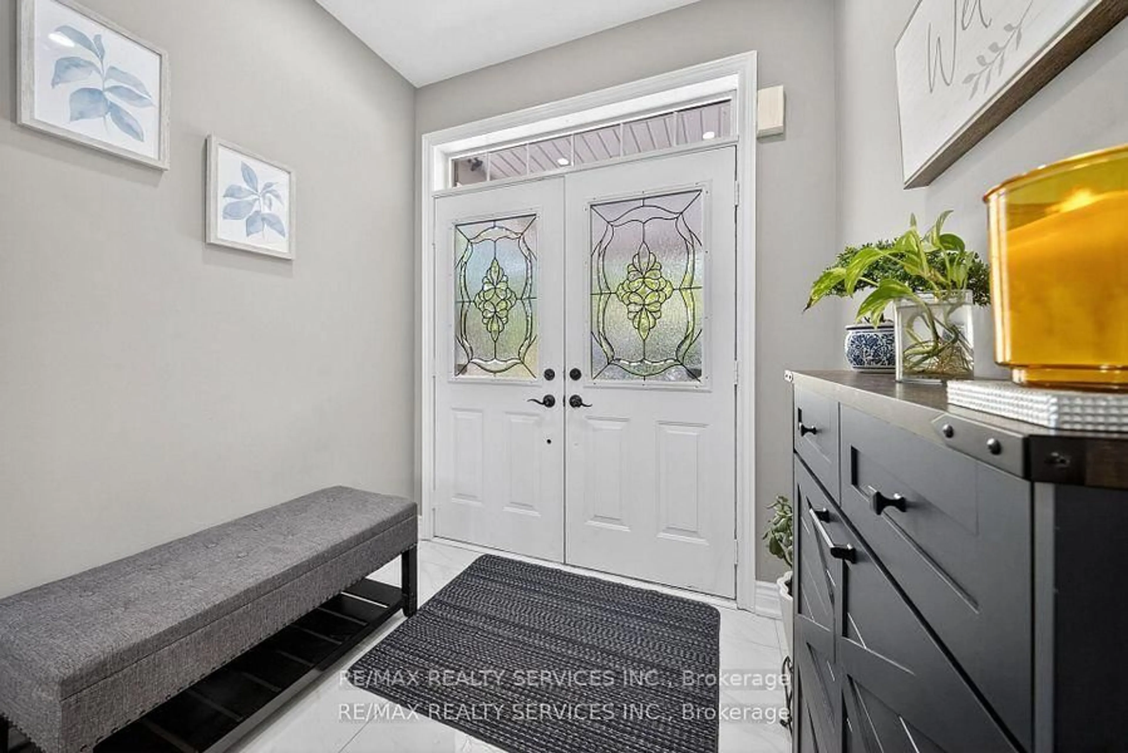 Indoor entryway for 98 Saffron Cres, Brampton Ontario L6S 6H8