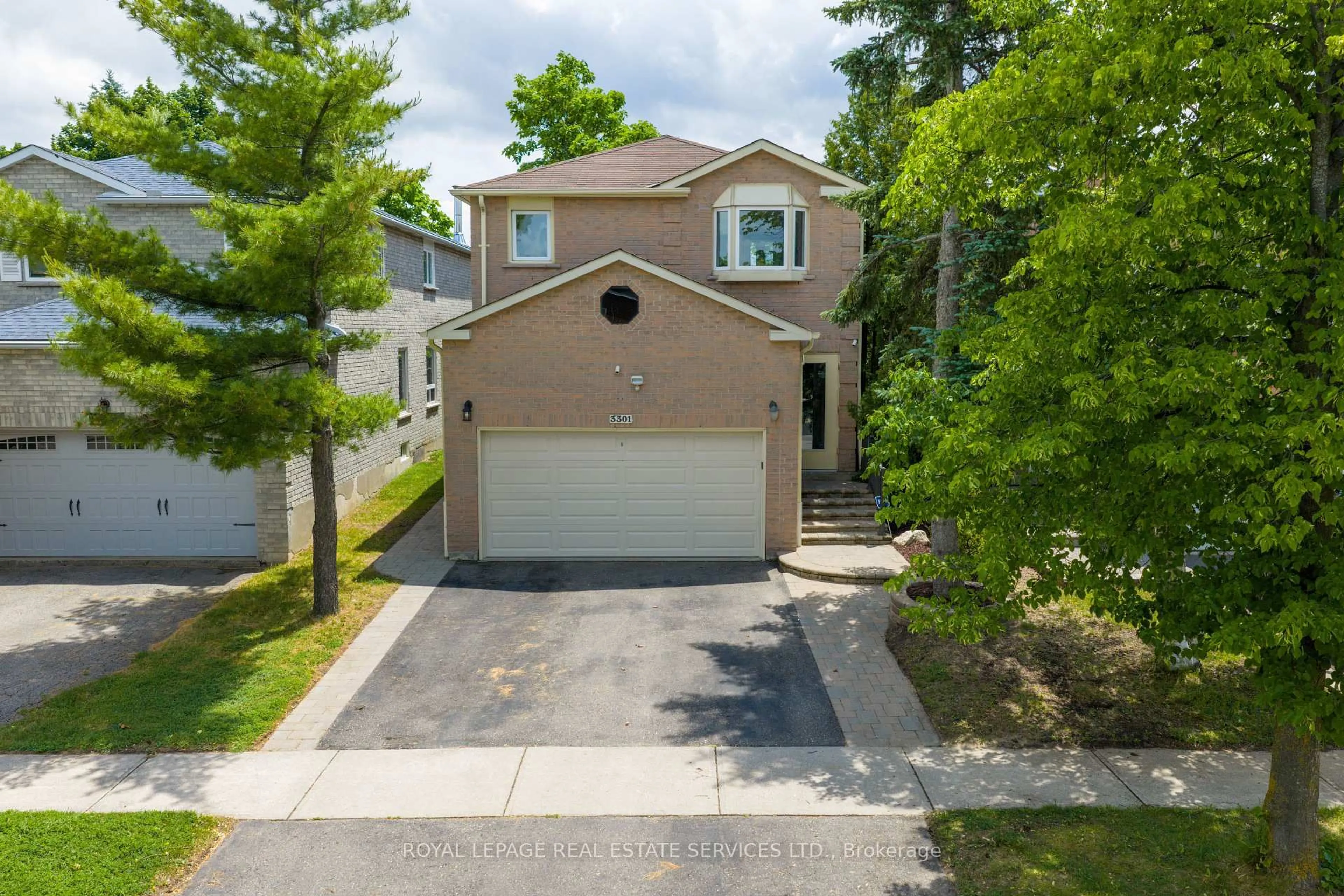 A pic from outside/outdoor area/front of a property/back of a property/a pic from drone, street for 3301 Cambourne Cres, Mississauga Ontario L5N 5P7