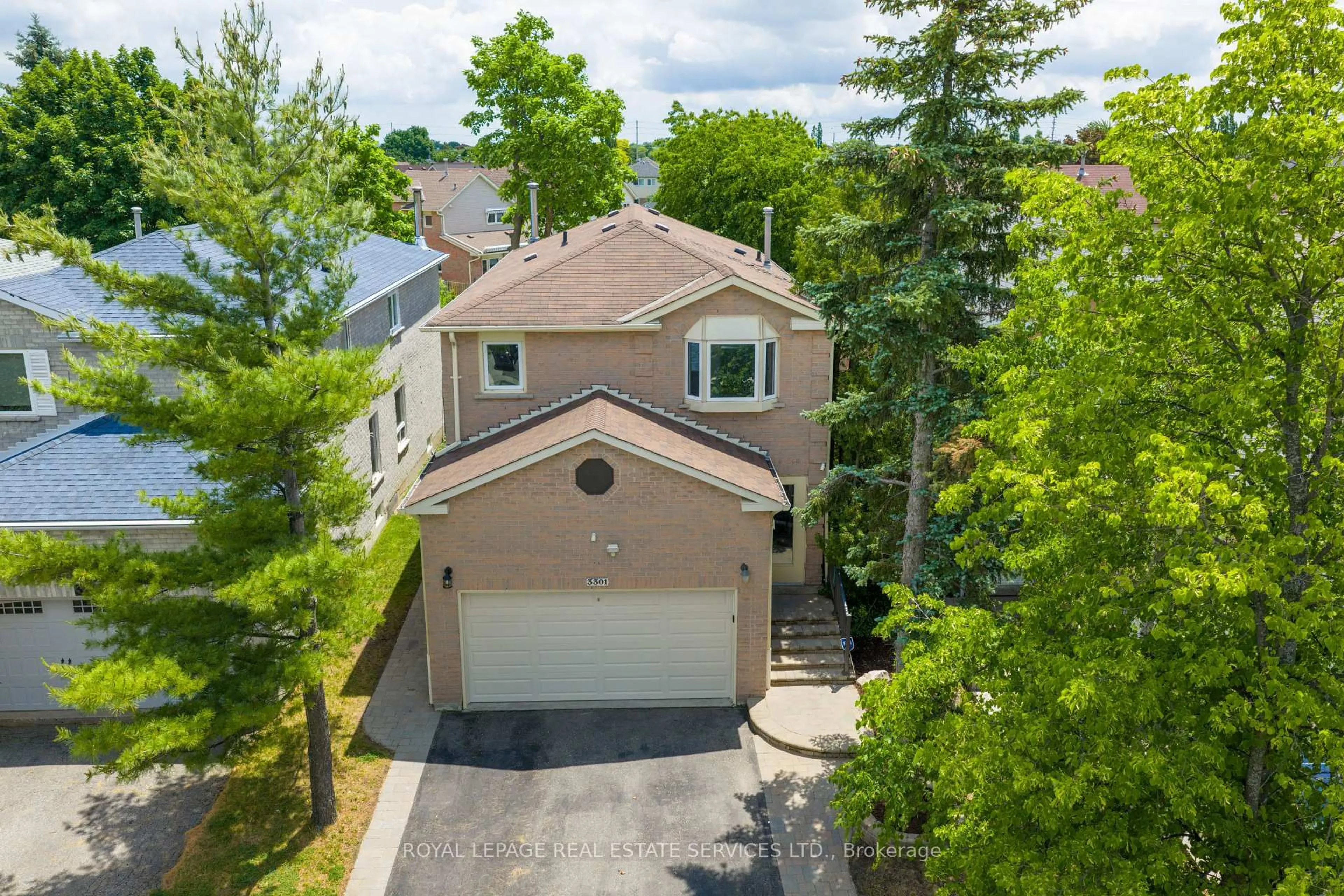A pic from outside/outdoor area/front of a property/back of a property/a pic from drone, street for 3301 Cambourne Cres, Mississauga Ontario L5N 5P7