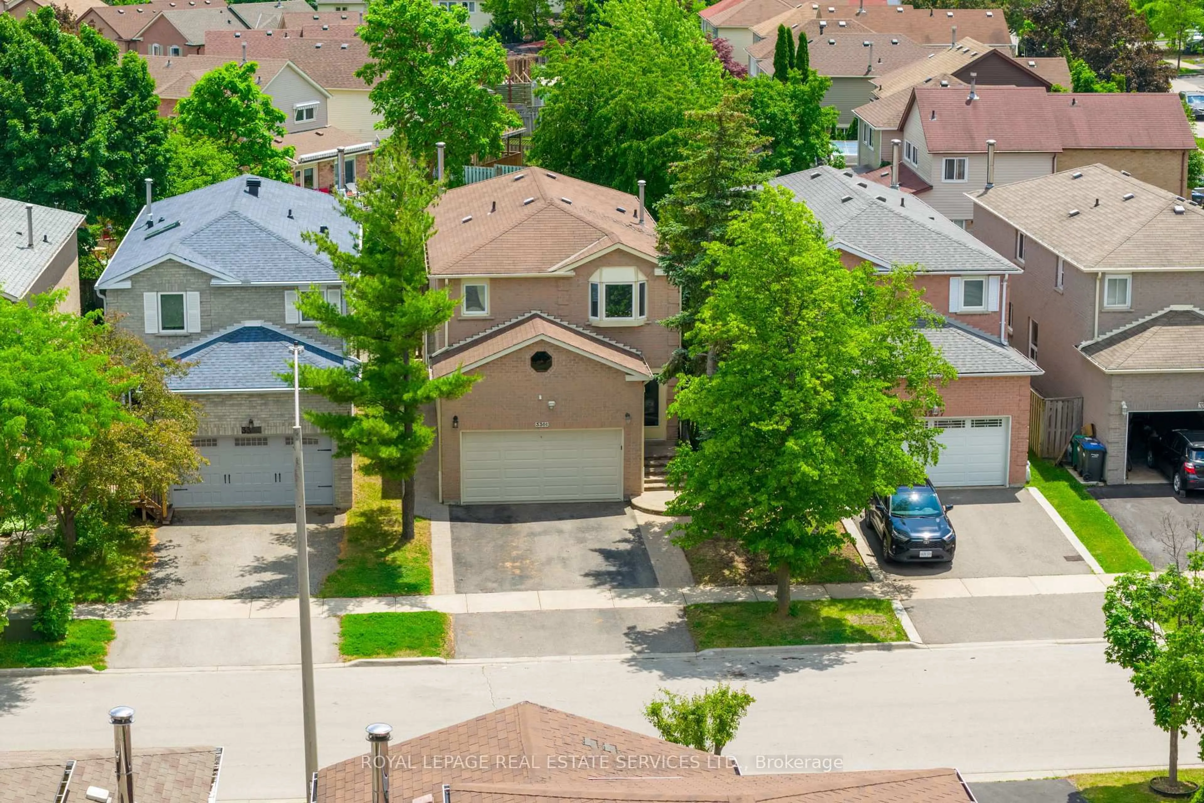 A pic from outside/outdoor area/front of a property/back of a property/a pic from drone, street for 3301 Cambourne Cres, Mississauga Ontario L5N 5P7