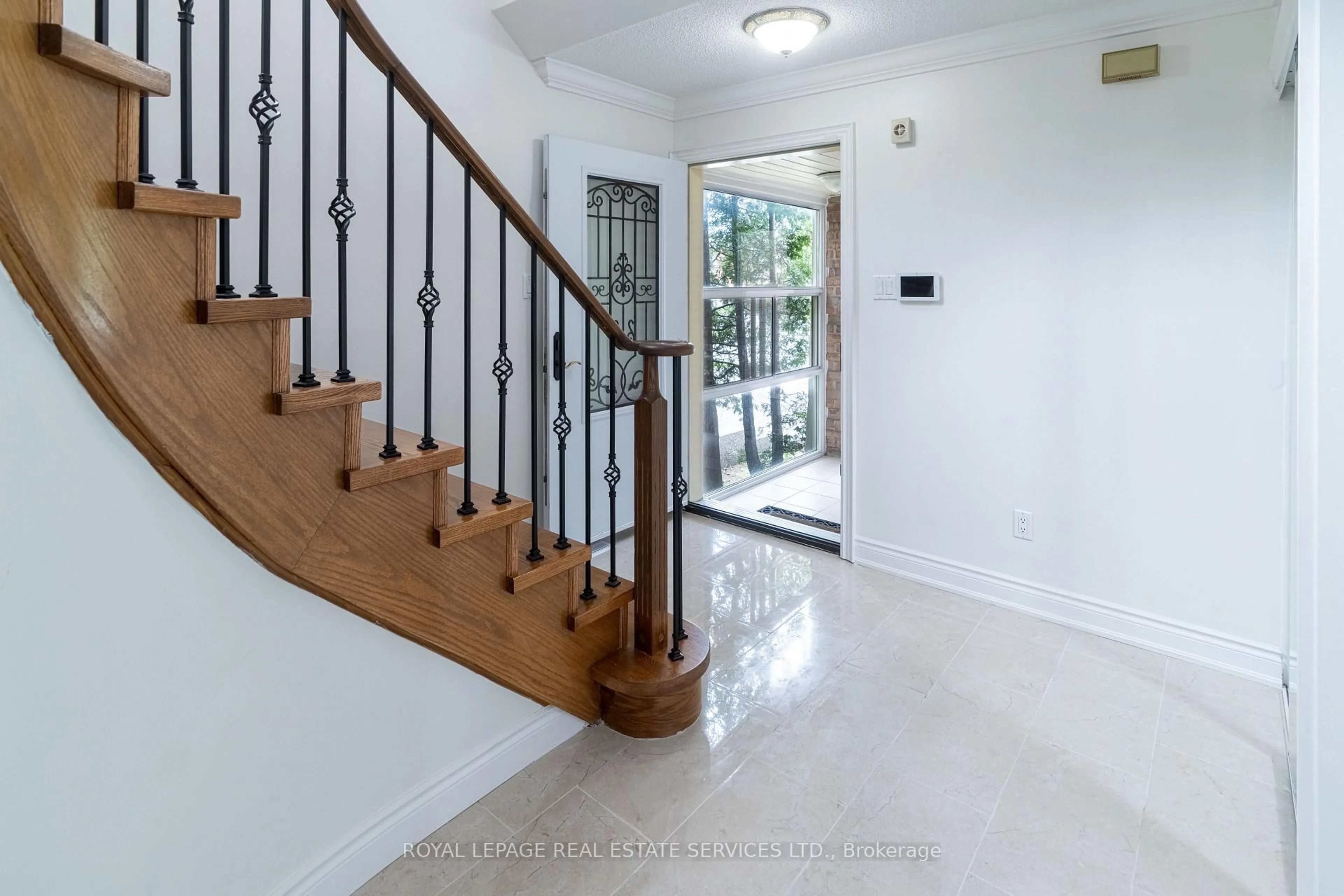 Unknown for 3301 Cambourne Cres, Mississauga Ontario L5N 5P7