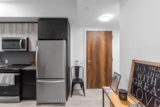 251 Manitoba St #115, Toronto 4