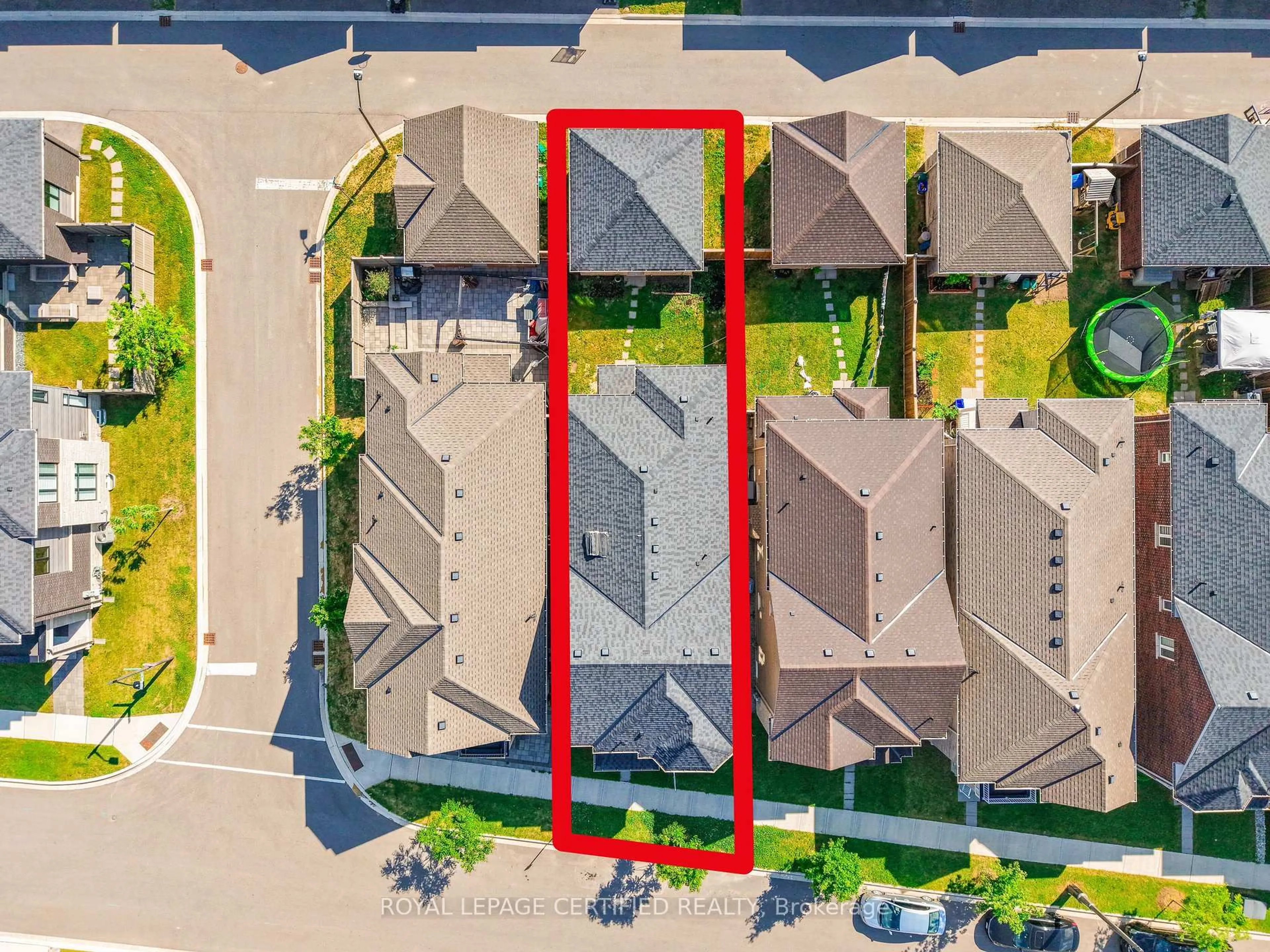 A pic from outside/outdoor area/front of a property/back of a property/a pic from drone, street for 4072 Hillsborough Cres, Oakville Ontario L6H 3P8