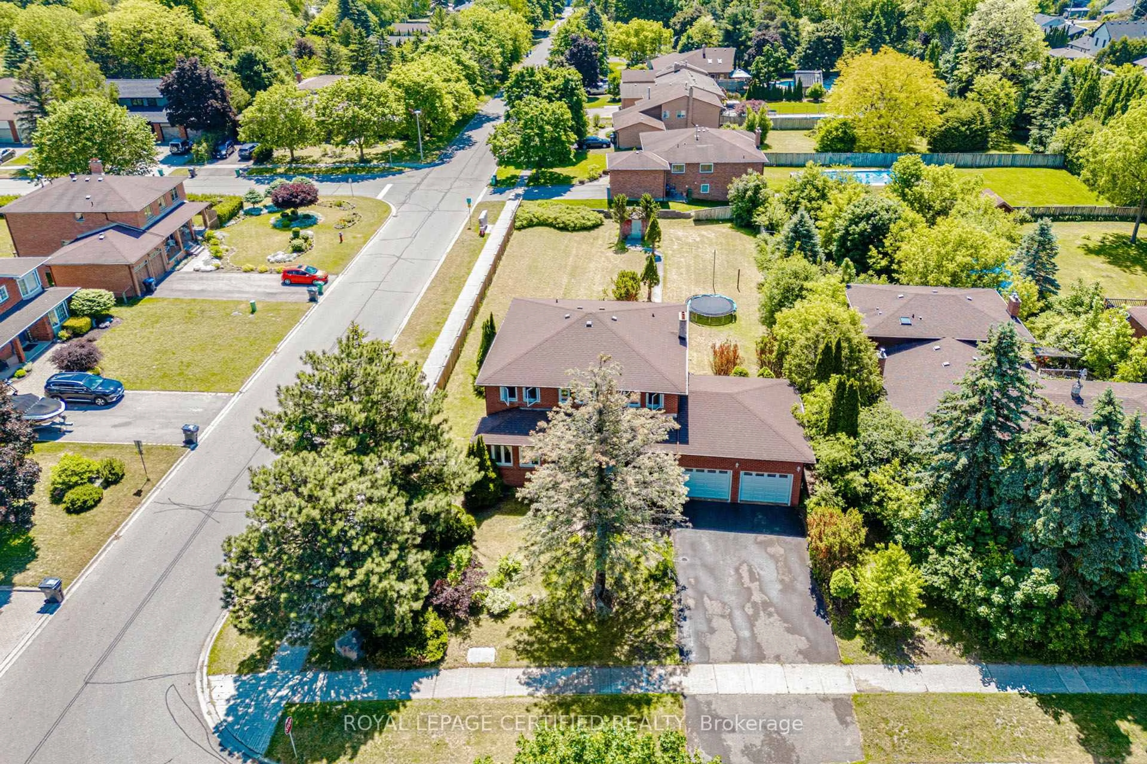 A pic from outside/outdoor area/front of a property/back of a property/a pic from drone, street for 28 Walker Rd, Caledon Ontario L7C 1H2
