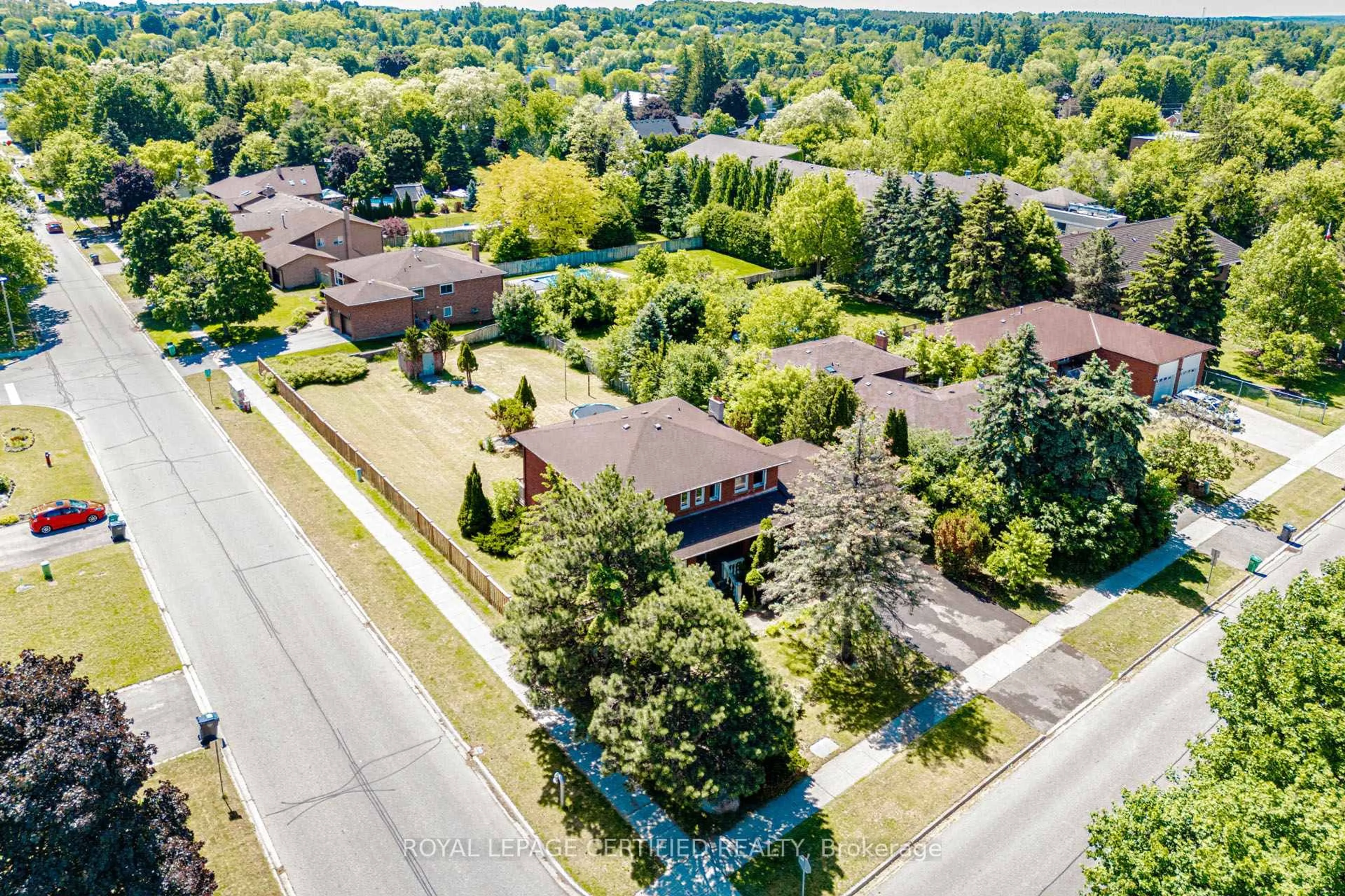 A pic from outside/outdoor area/front of a property/back of a property/a pic from drone, street for 28 Walker Rd, Caledon Ontario L7C 1H2