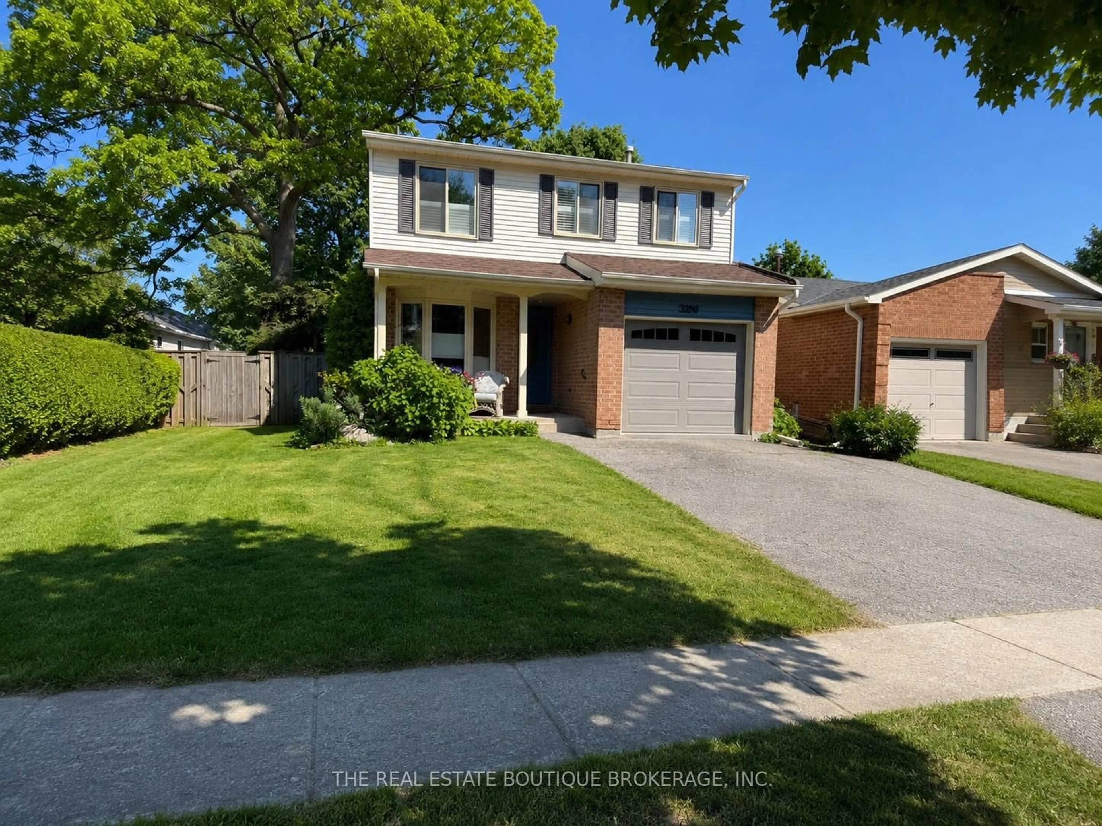 A pic from outside/outdoor area/front of a property/back of a property/a pic from drone, street for 3200 Greenbough Cres, Burlington Ontario L7M 3B1