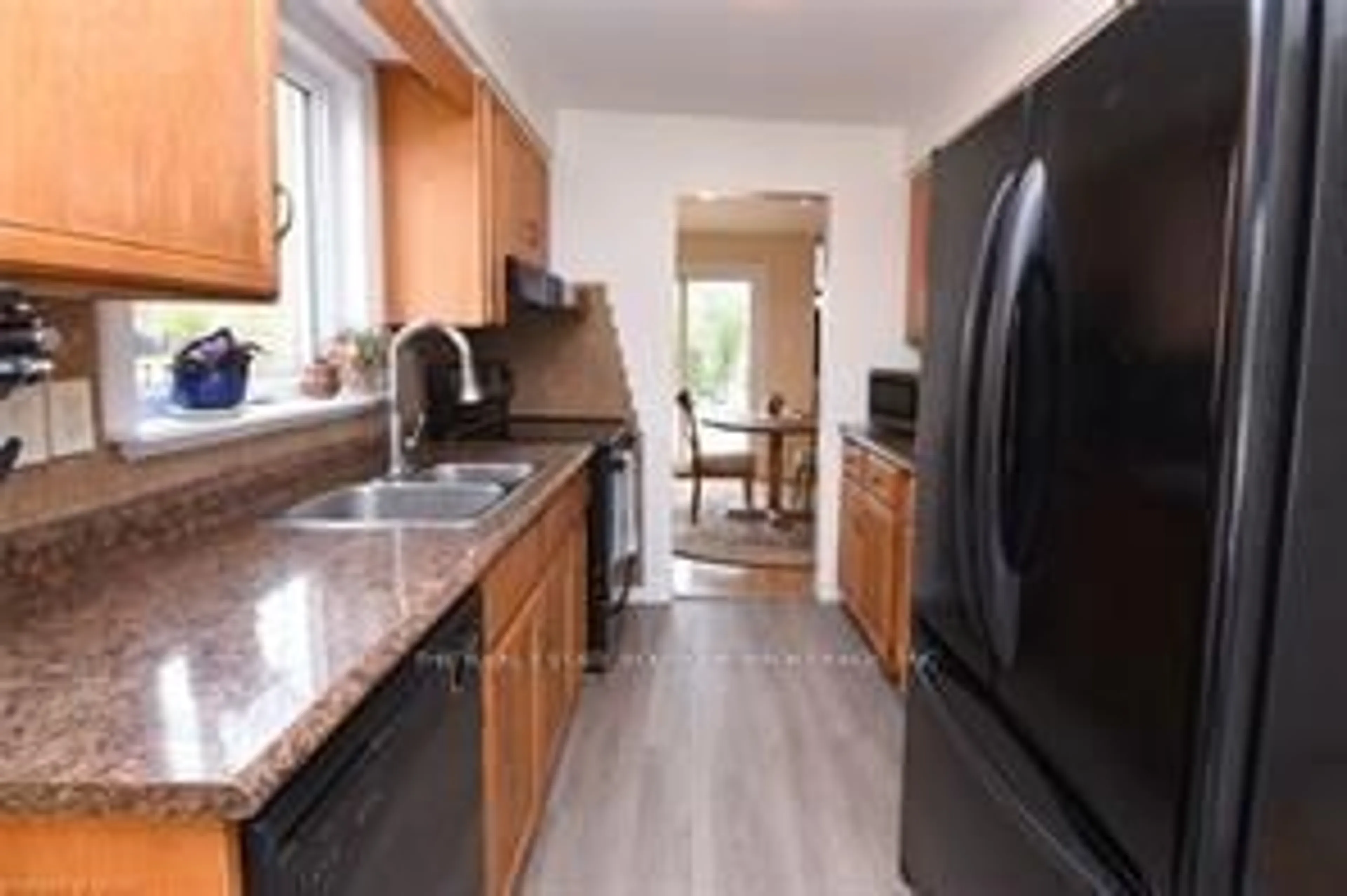Standard kitchen, unknown for 3200 Greenbough Cres, Burlington Ontario L7M 3B1