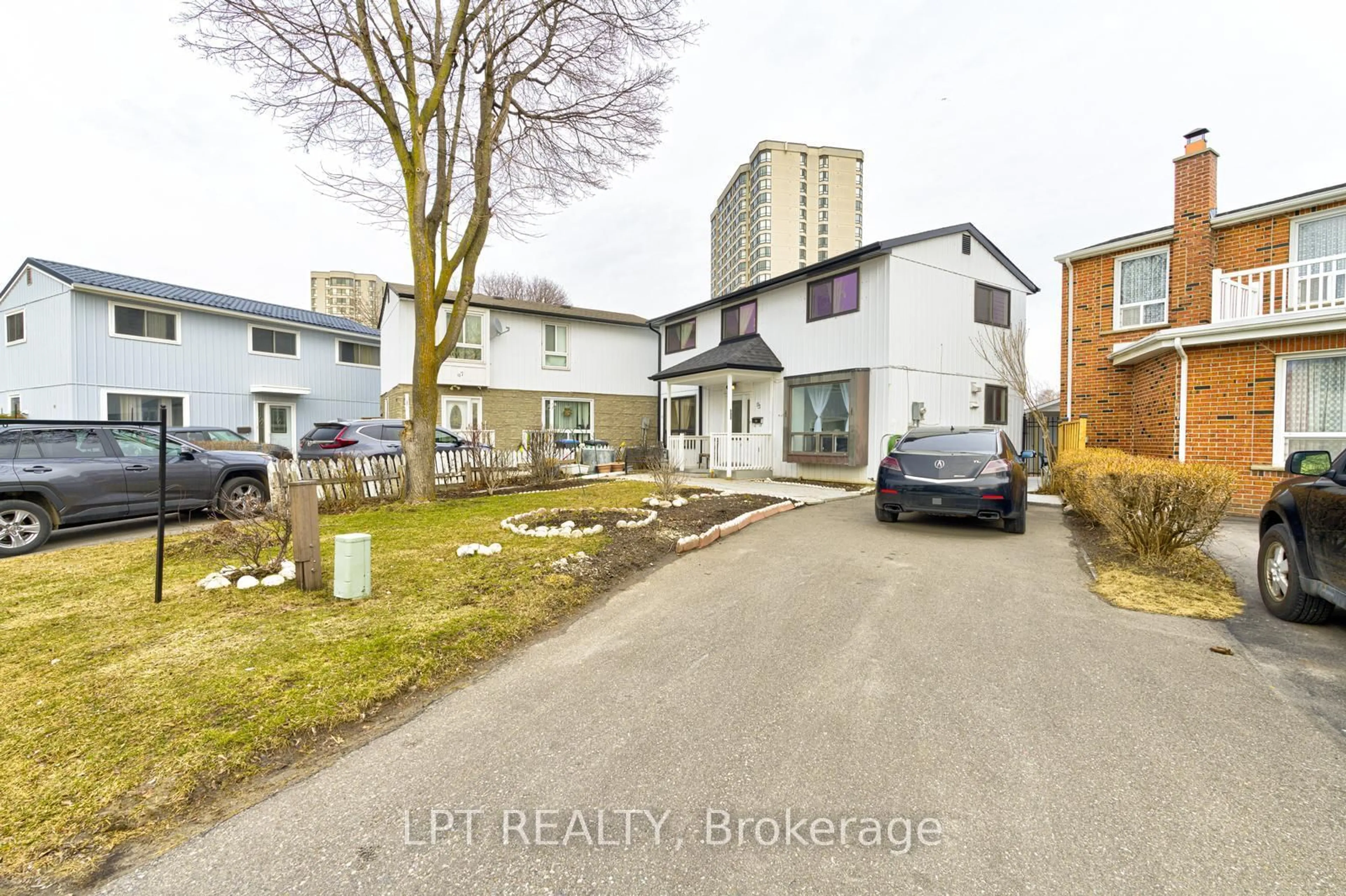 A pic from outside/outdoor area/front of a property/back of a property/a pic from drone, street for 95 Huntingwood Cres, Brampton Ontario L6S 1S5