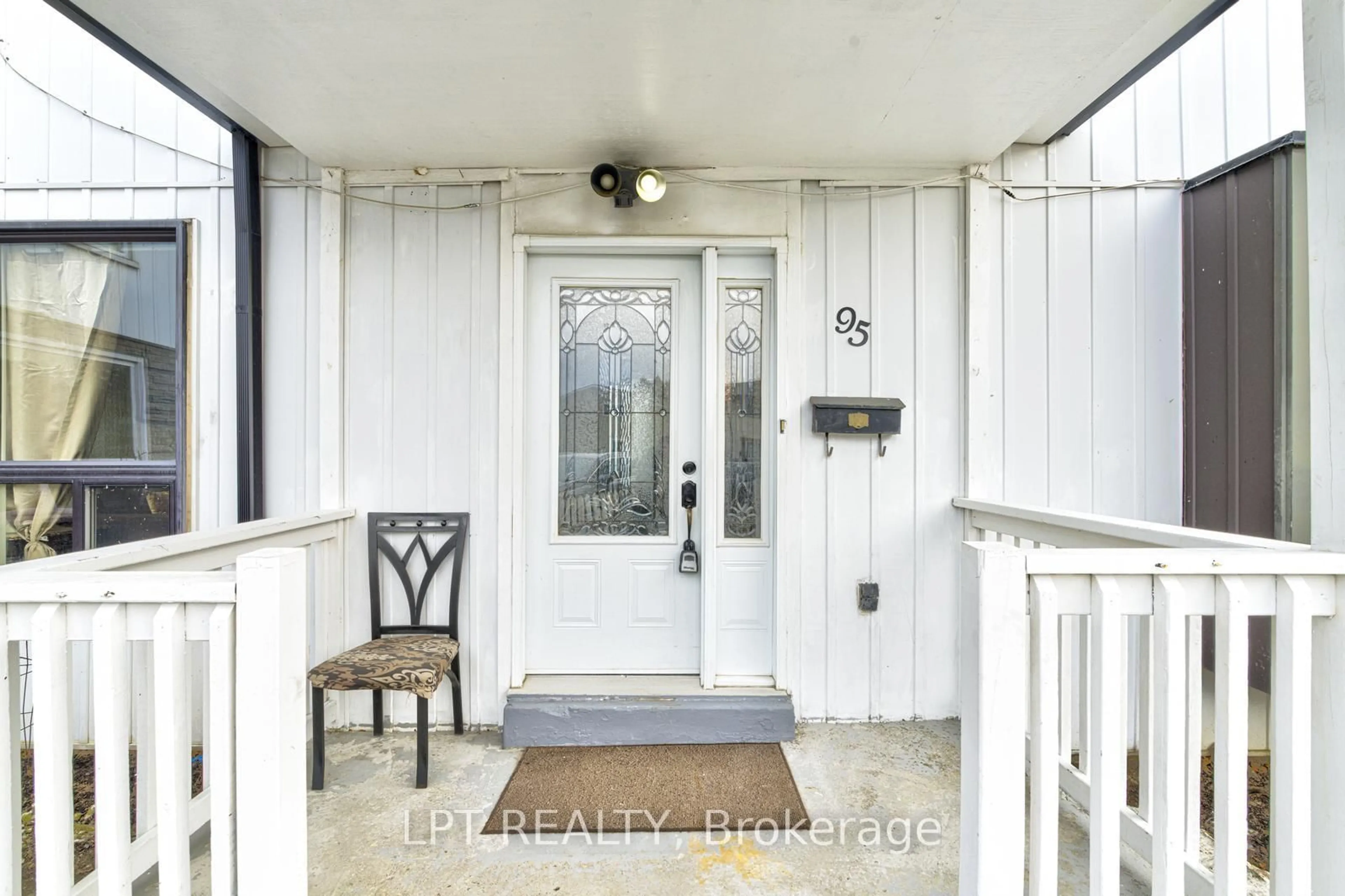 Indoor entryway for 95 Huntingwood Cres, Brampton Ontario L6S 1S5