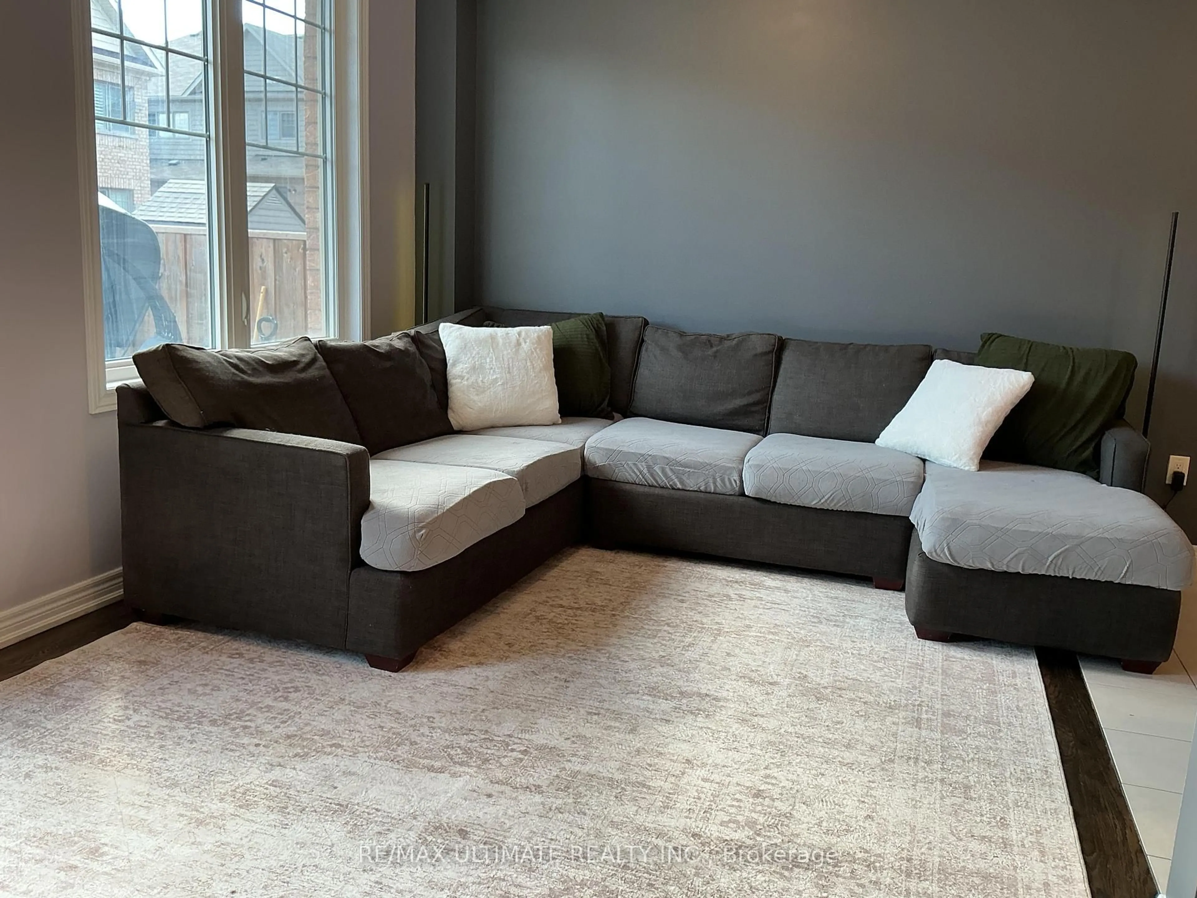 Living room with furniture, carpet floor for 31 Davenfield Circ, Brampton Ontario L6P 4M2