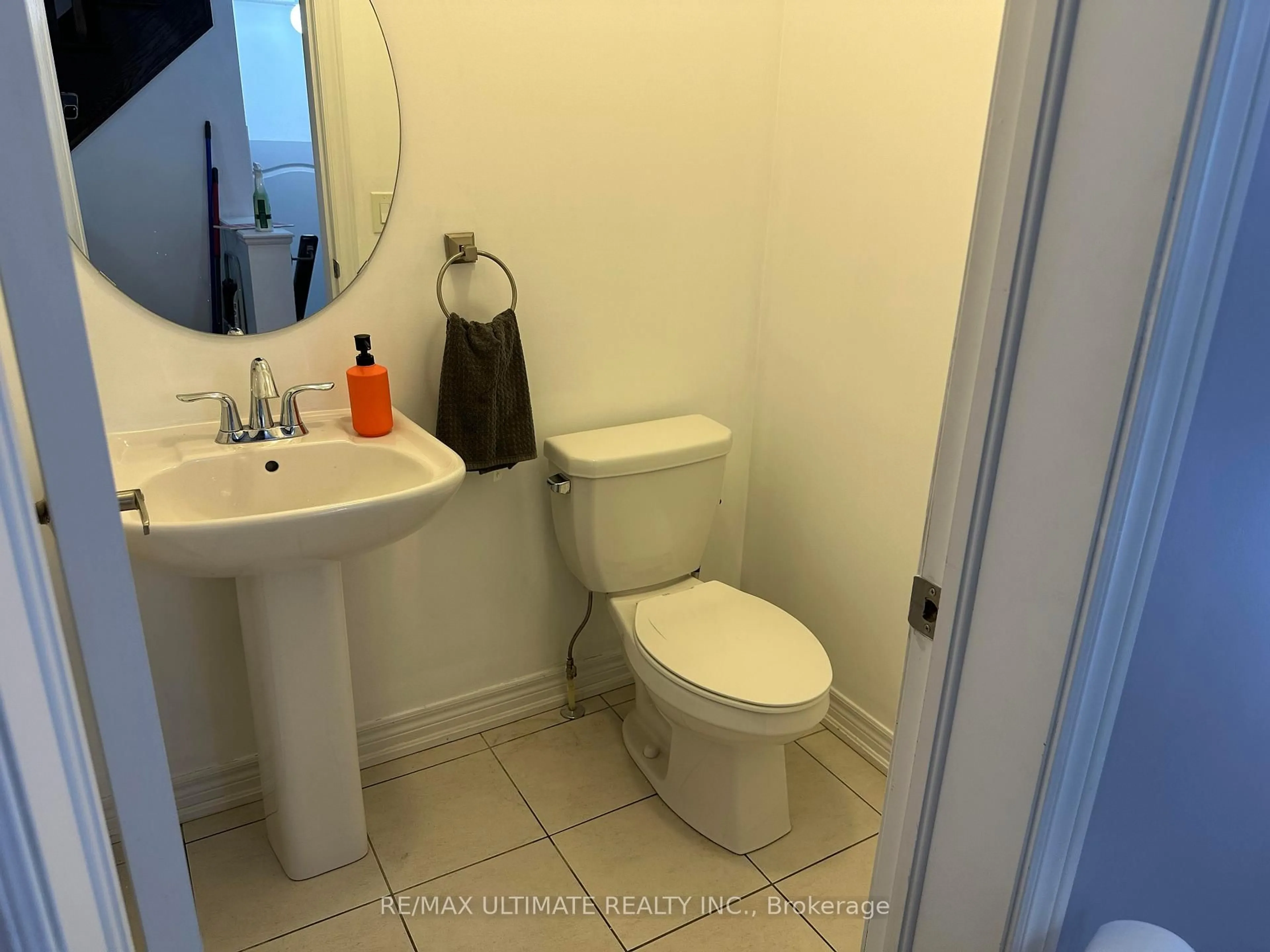Standard bathroom, unknown for 31 Davenfield Circ, Brampton Ontario L6P 4M2