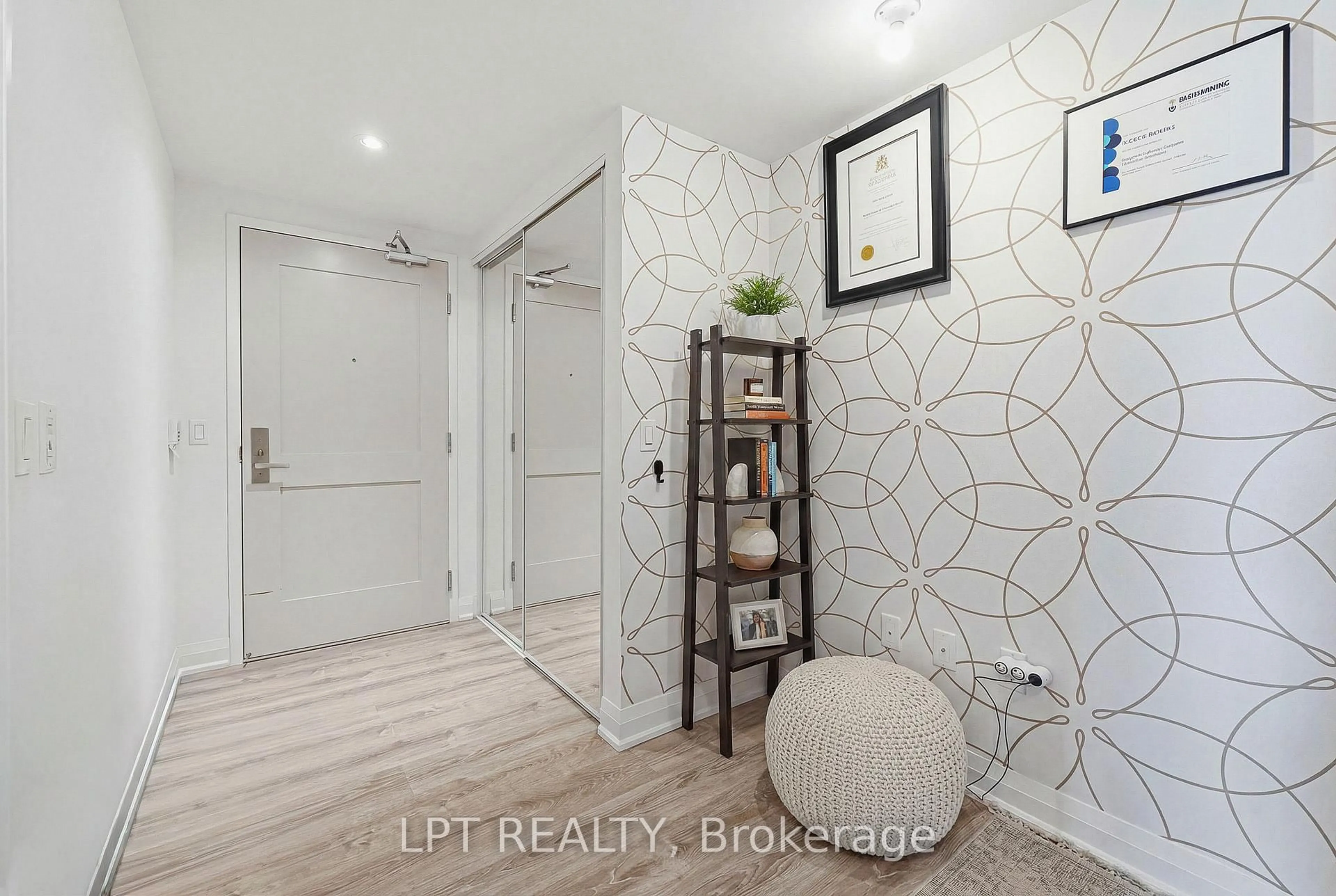 Indoor entryway for 10 Gibbs Rd #709, Toronto Ontario M9B 0E2