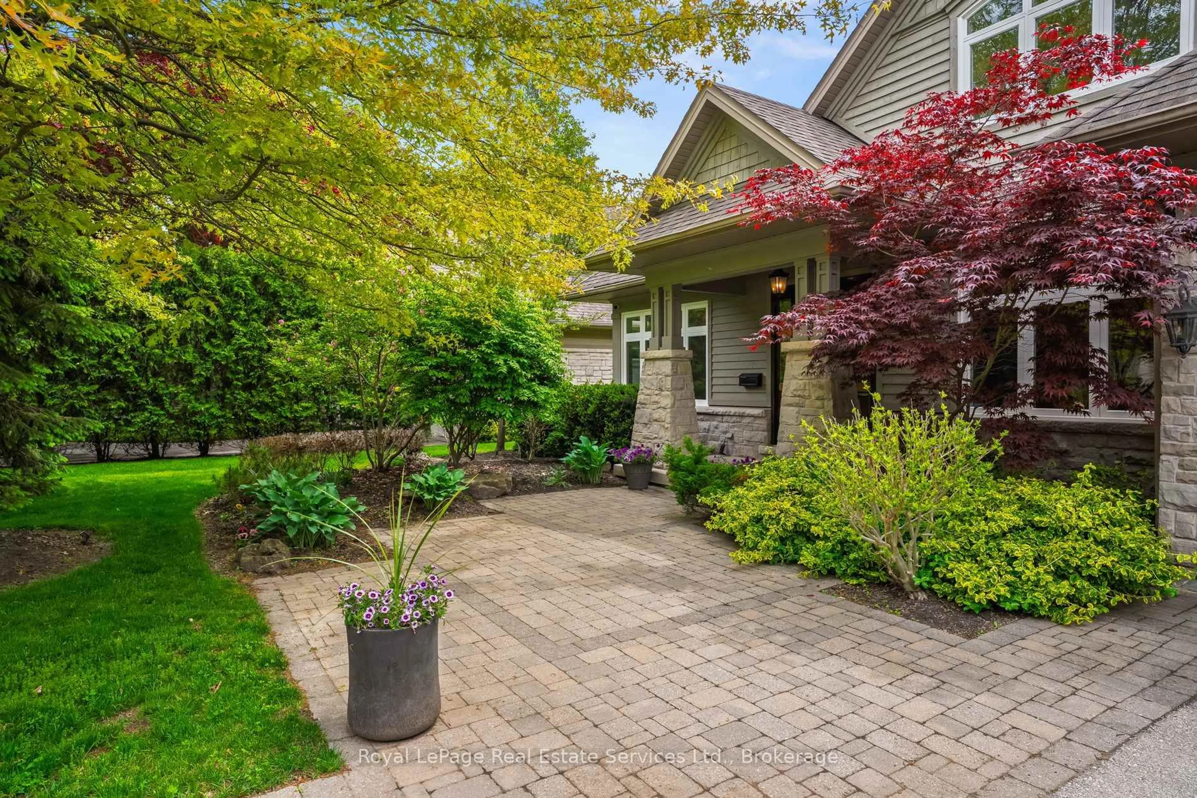 Patio, street for 370 Christina Dr, Oakville Ontario L6K 1H6