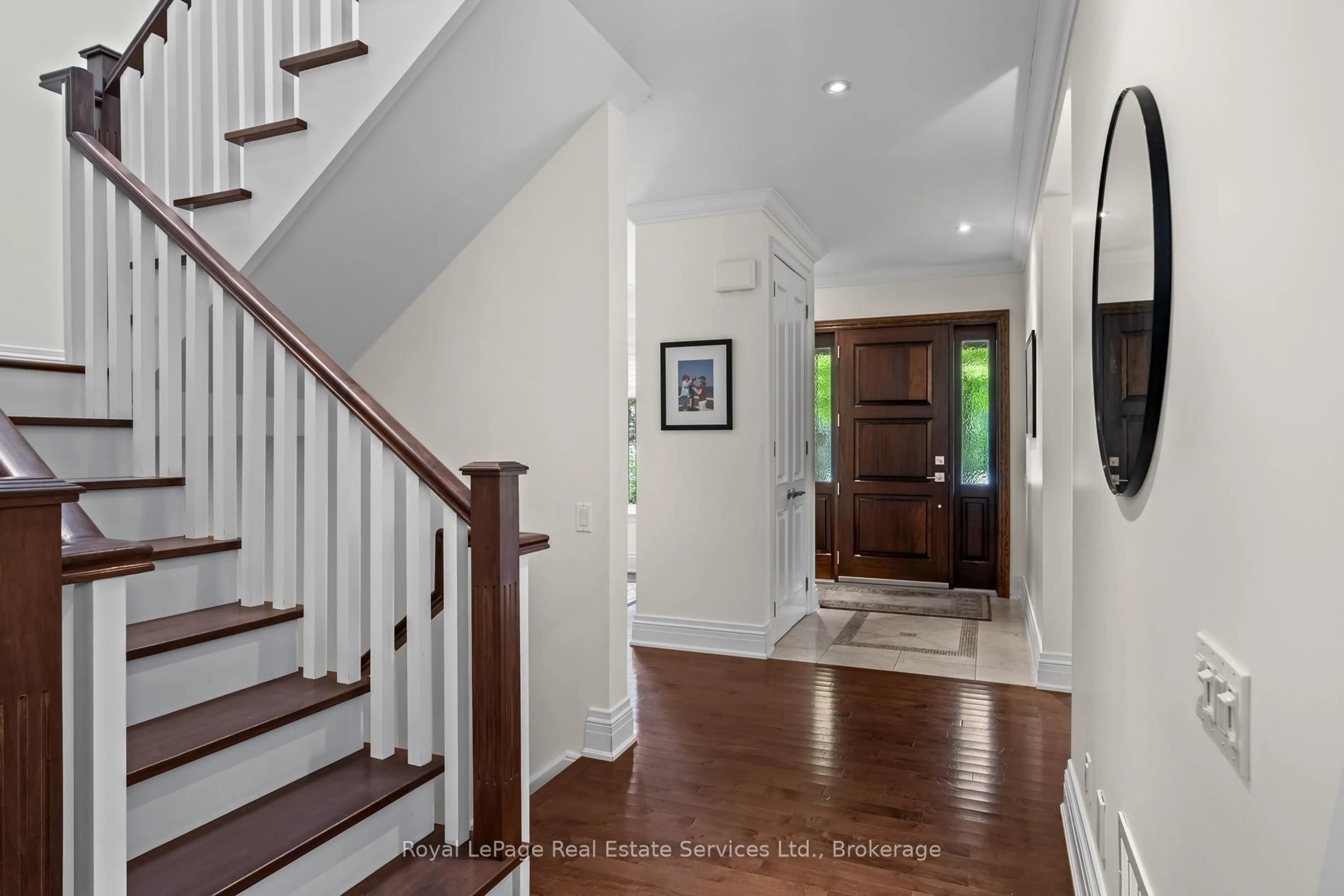 Indoor entryway for 370 Christina Dr, Oakville Ontario L6K 1H6
