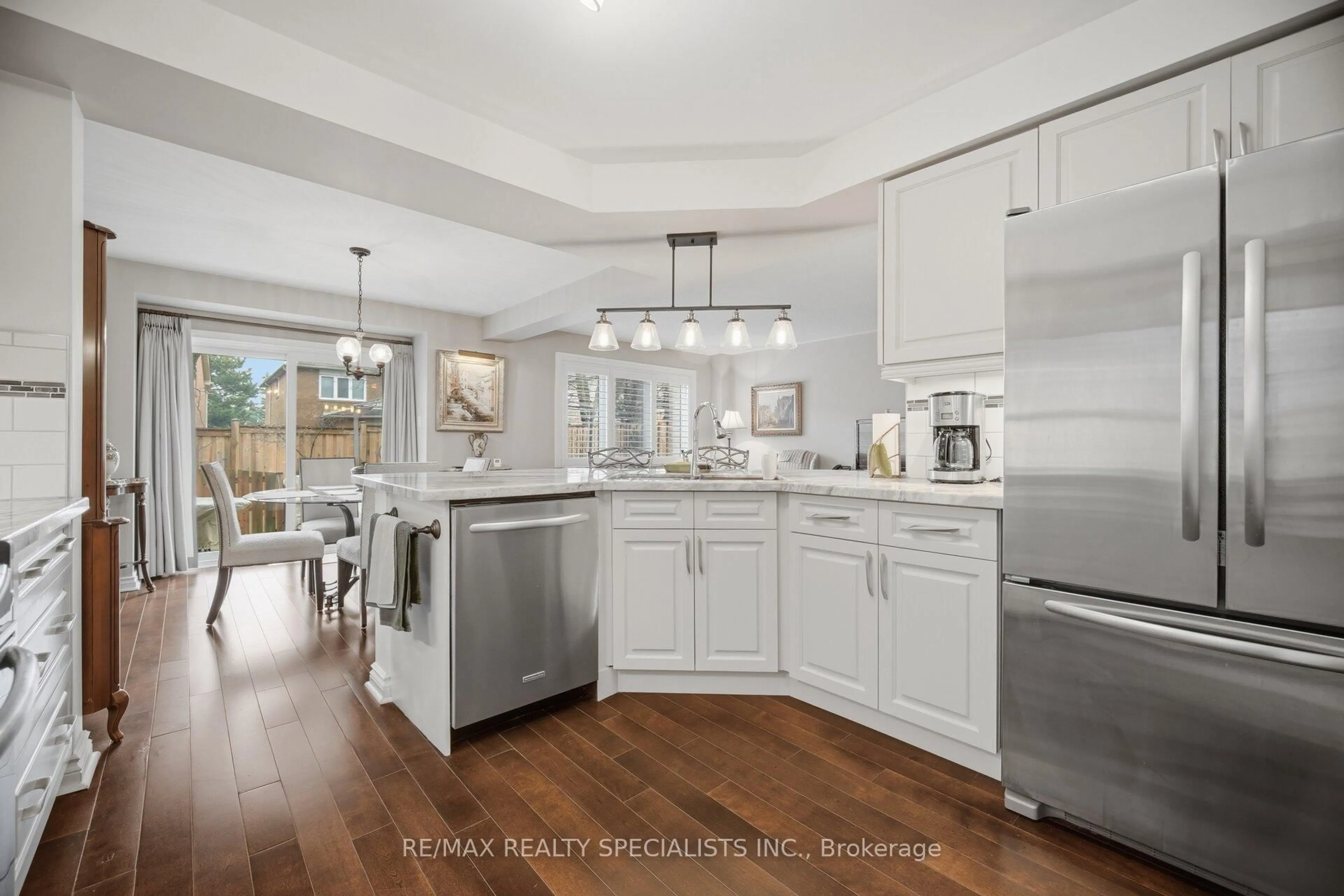Open concept kitchen, ceramic/tile floor for 5480 Glen Erin Dr #73, Mississauga Ontario L5M 5R3