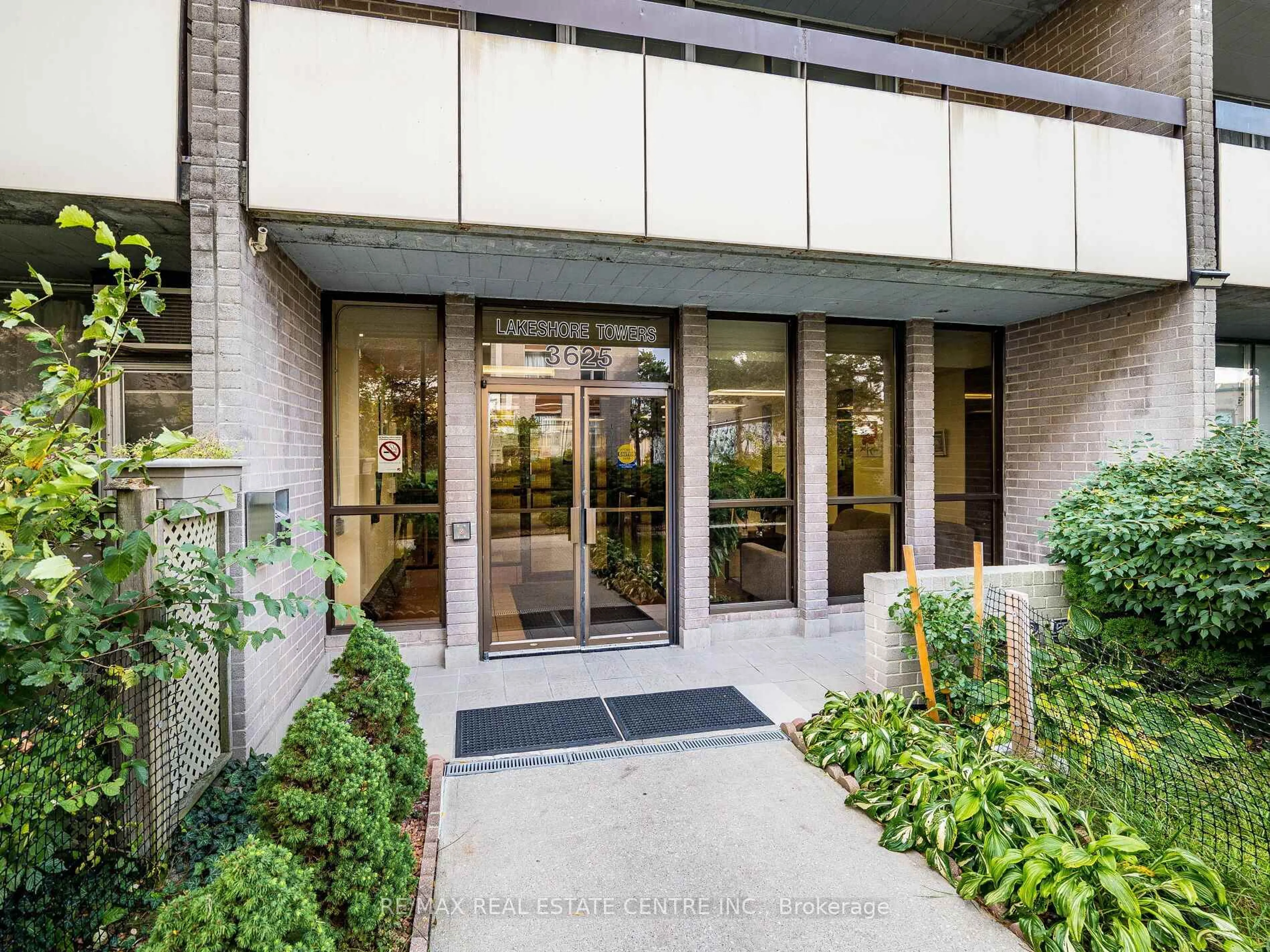 Indoor foyer for 3625 Lake Shore Blvd #407, Toronto Ontario M8W 4W2