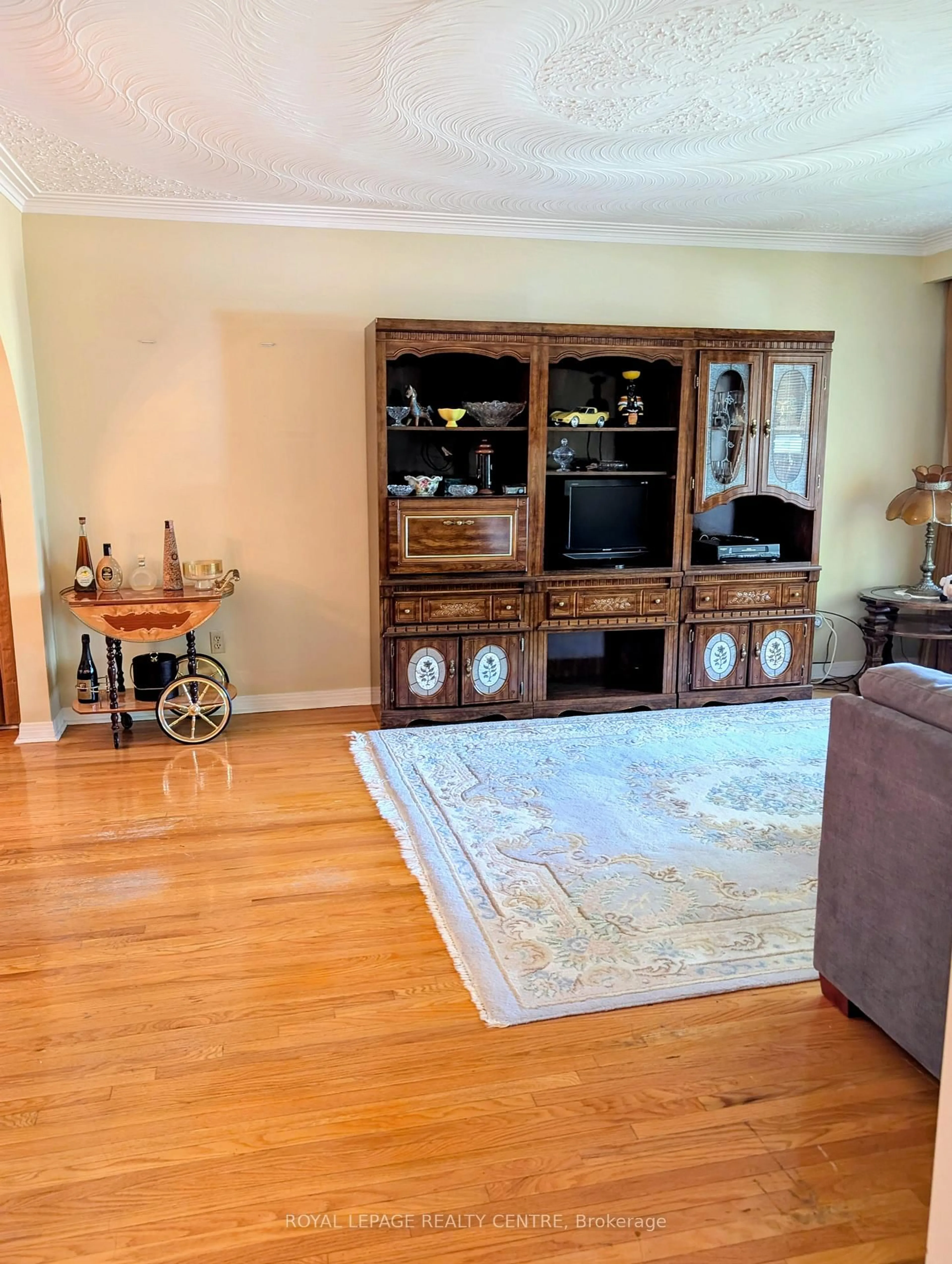 Living room with furniture, wood/laminate floor for 2560 Cynara Rd, Mississauga Ontario L5B 2R7