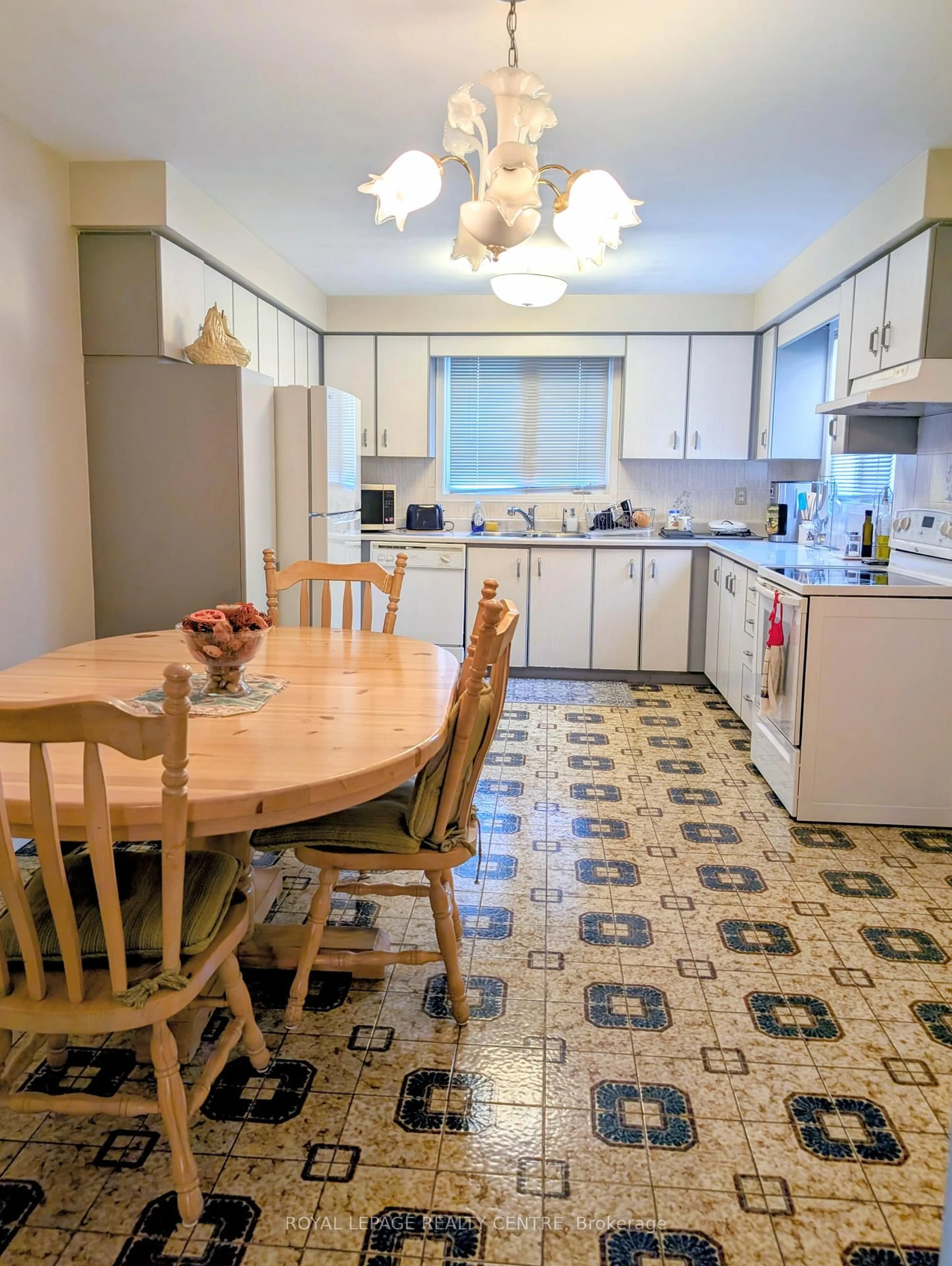 Standard kitchen, ceramic/tile floor for 2560 Cynara Rd, Mississauga Ontario L5B 2R7