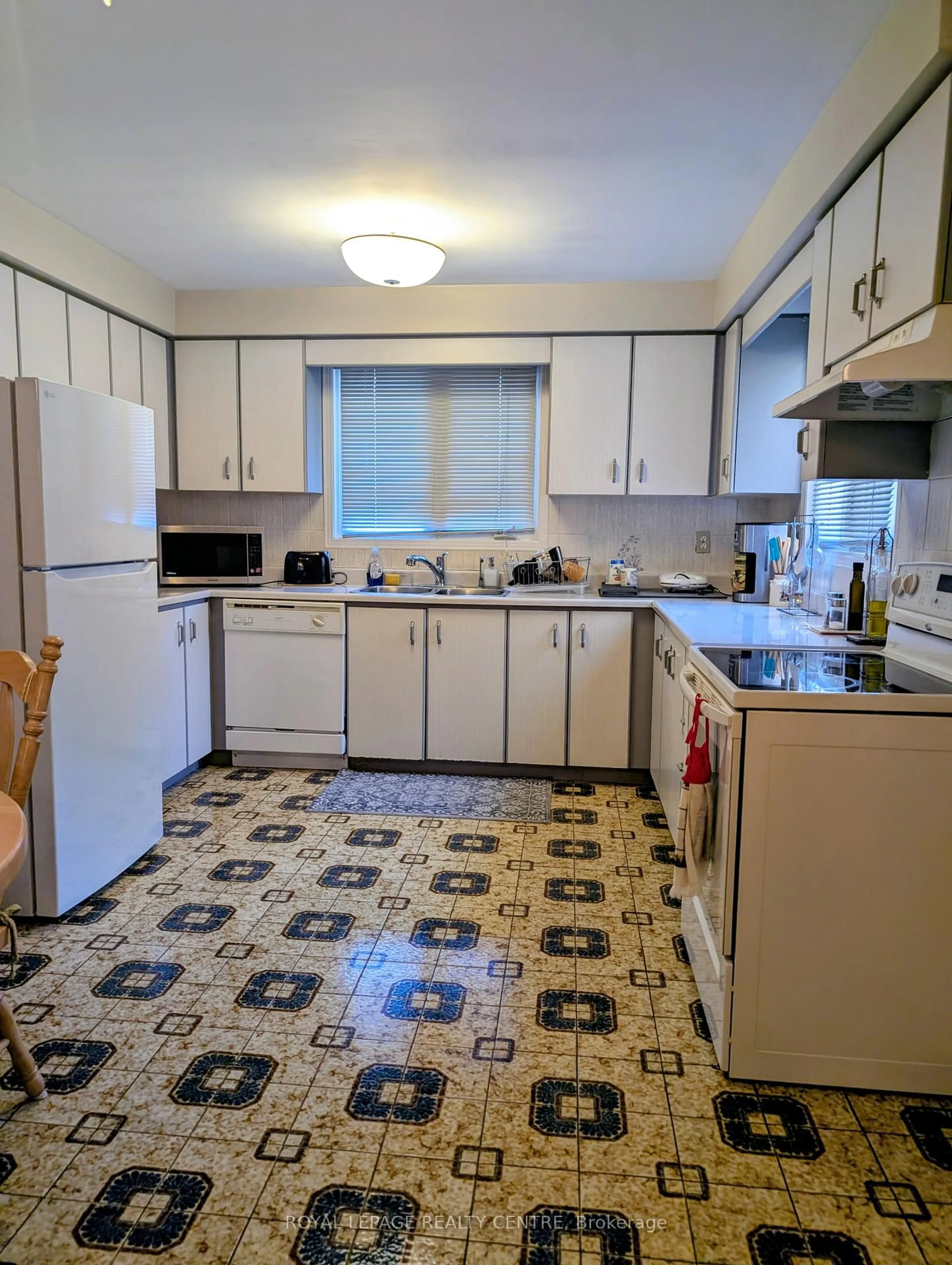 Standard kitchen, ceramic/tile floor for 2560 Cynara Rd, Mississauga Ontario L5B 2R7