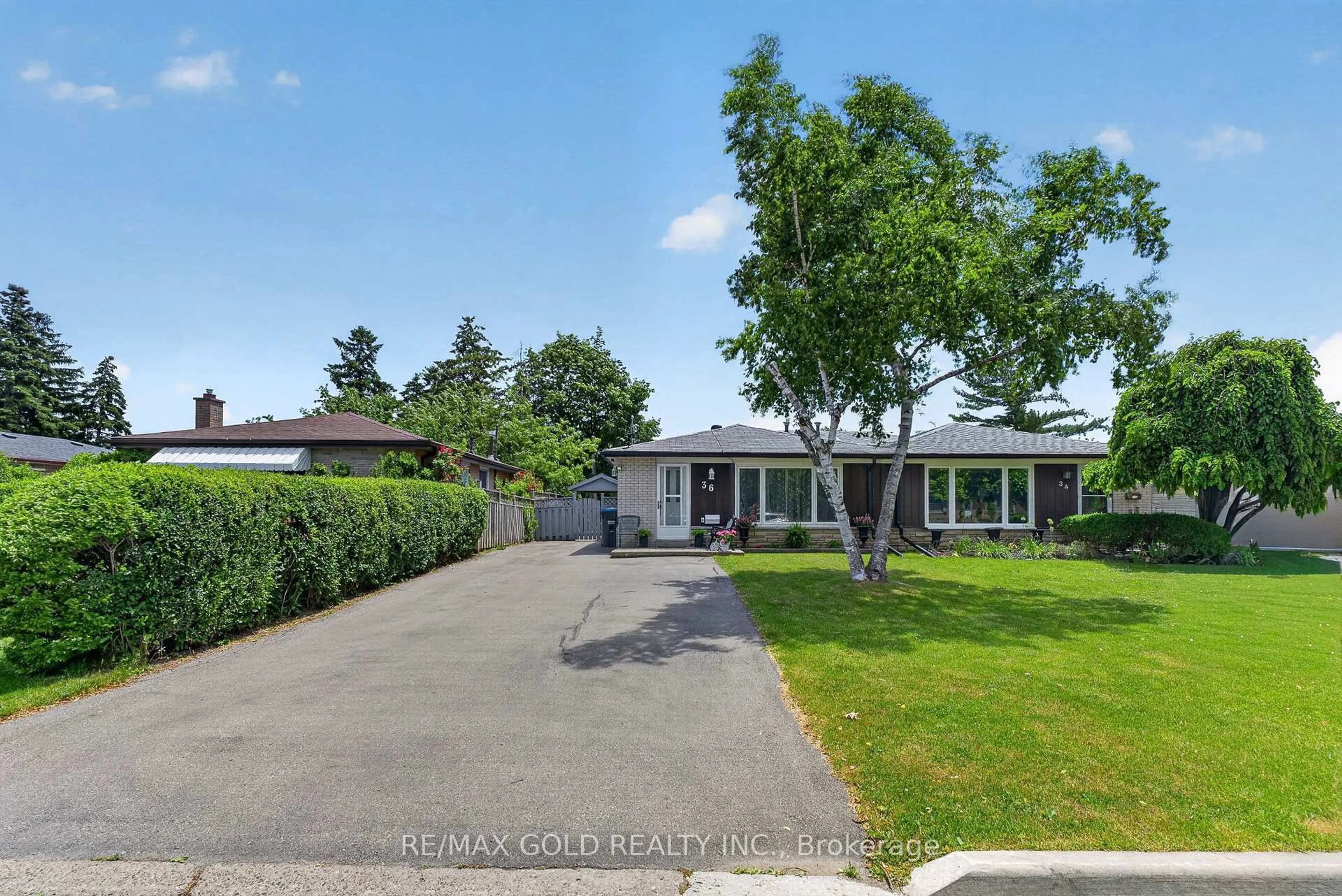 A pic from outside/outdoor area/front of a property/back of a property/a pic from drone, street for 36 Belmont Dr, Brampton Ontario L6T 2K3