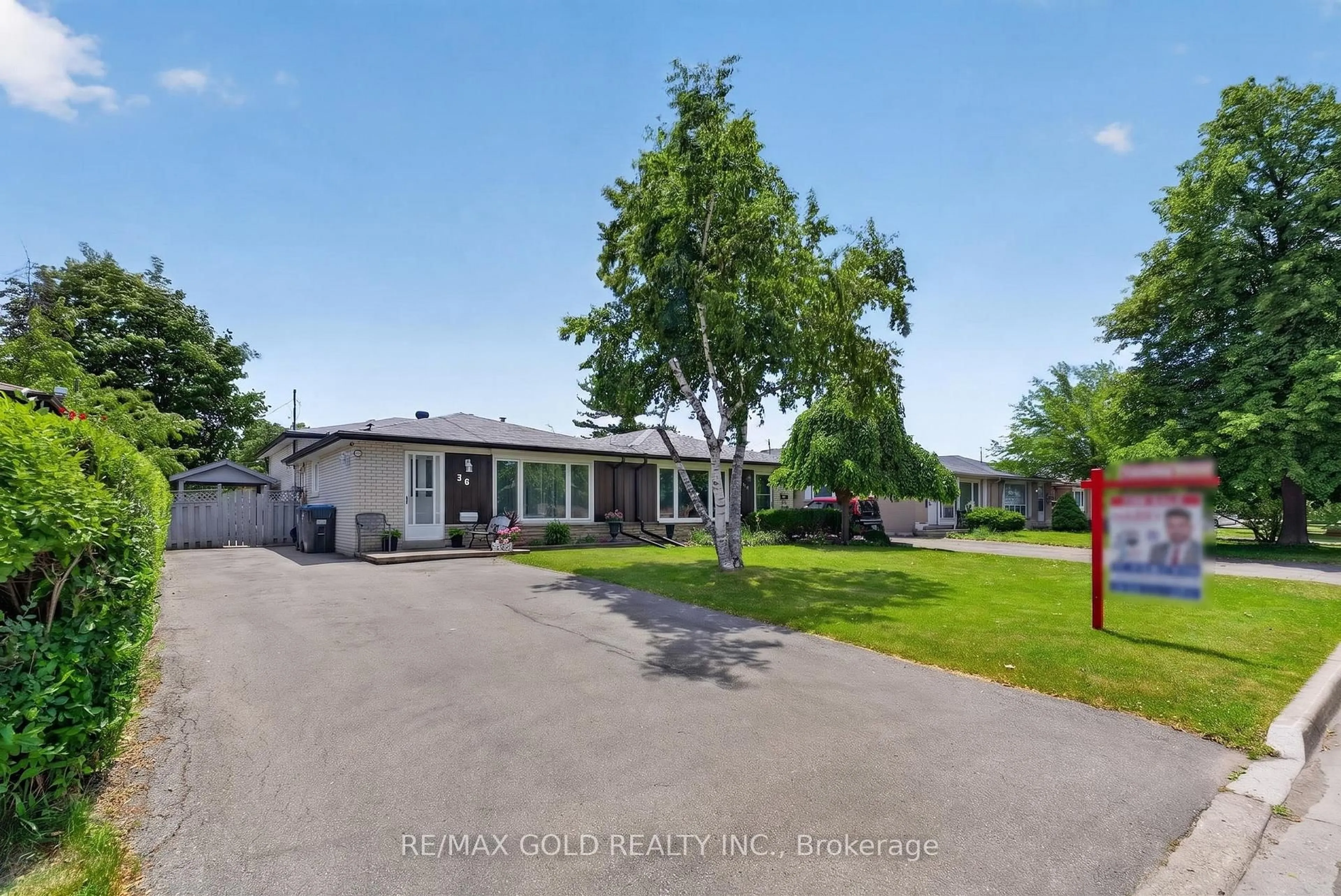 A pic from outside/outdoor area/front of a property/back of a property/a pic from drone, street for 36 Belmont Dr, Brampton Ontario L6T 2K3