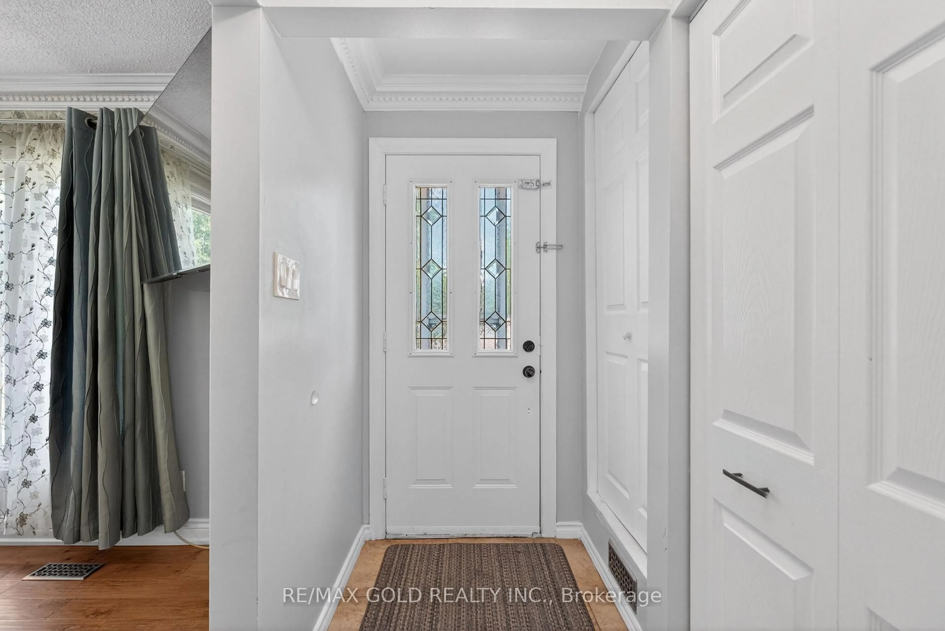 Indoor entryway for 36 Belmont Dr, Brampton Ontario L6T 2K3