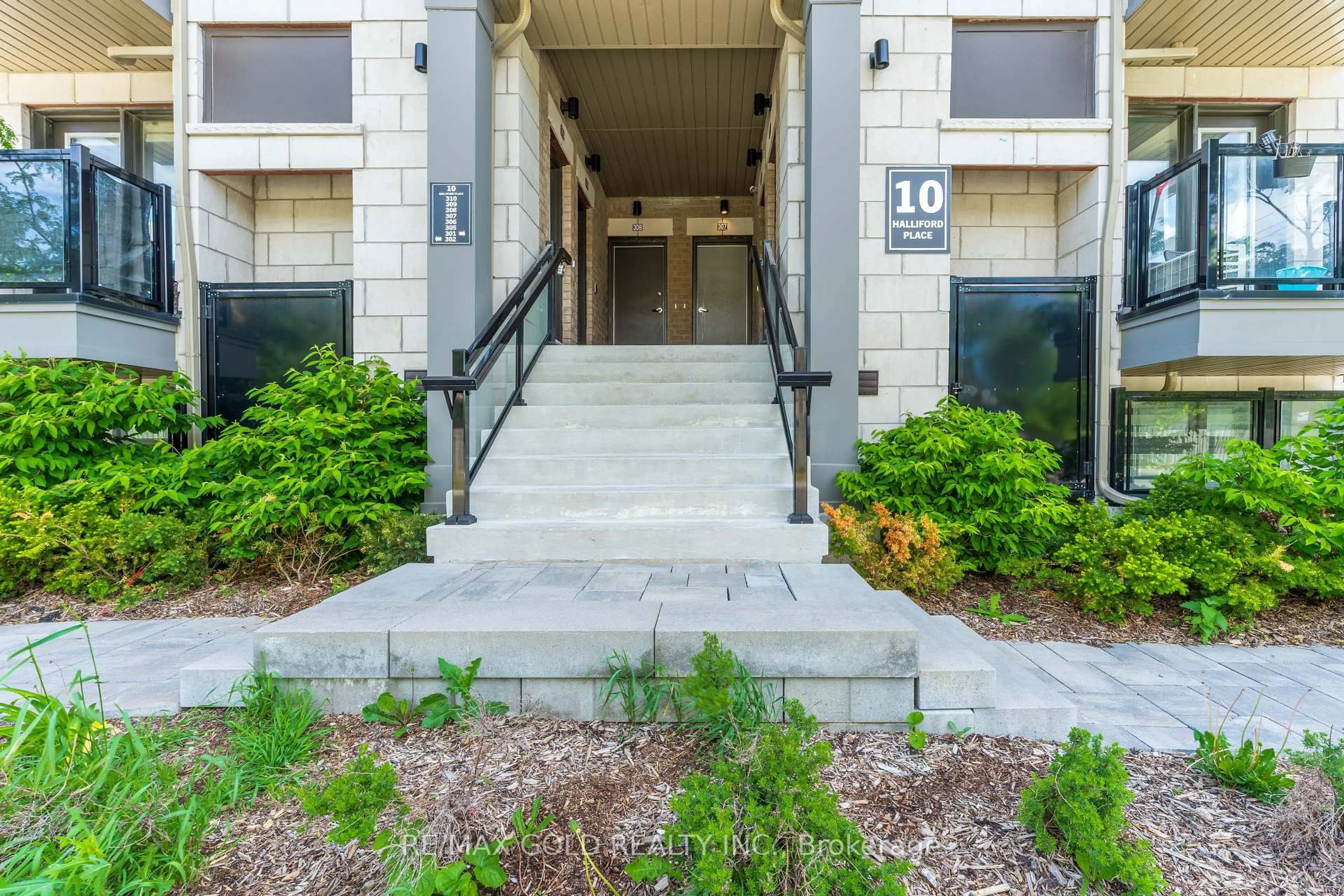 Indoor foyer for 10 Halliford Pl #308, Brampton Ontario L6P 0N5