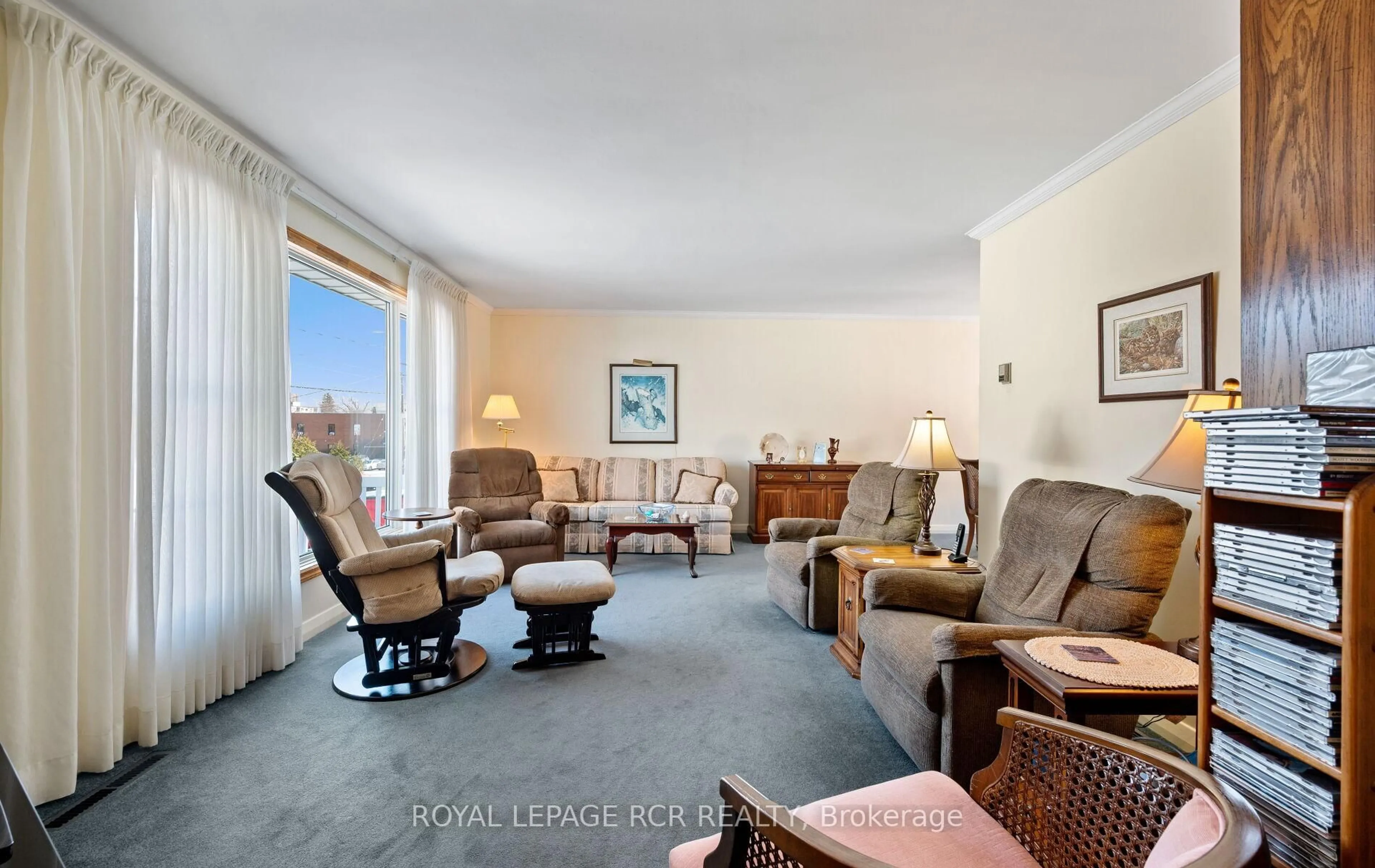 Living room with furniture, unknown for 34 Elizabeth St, Orangeville Ontario L9W 1C1