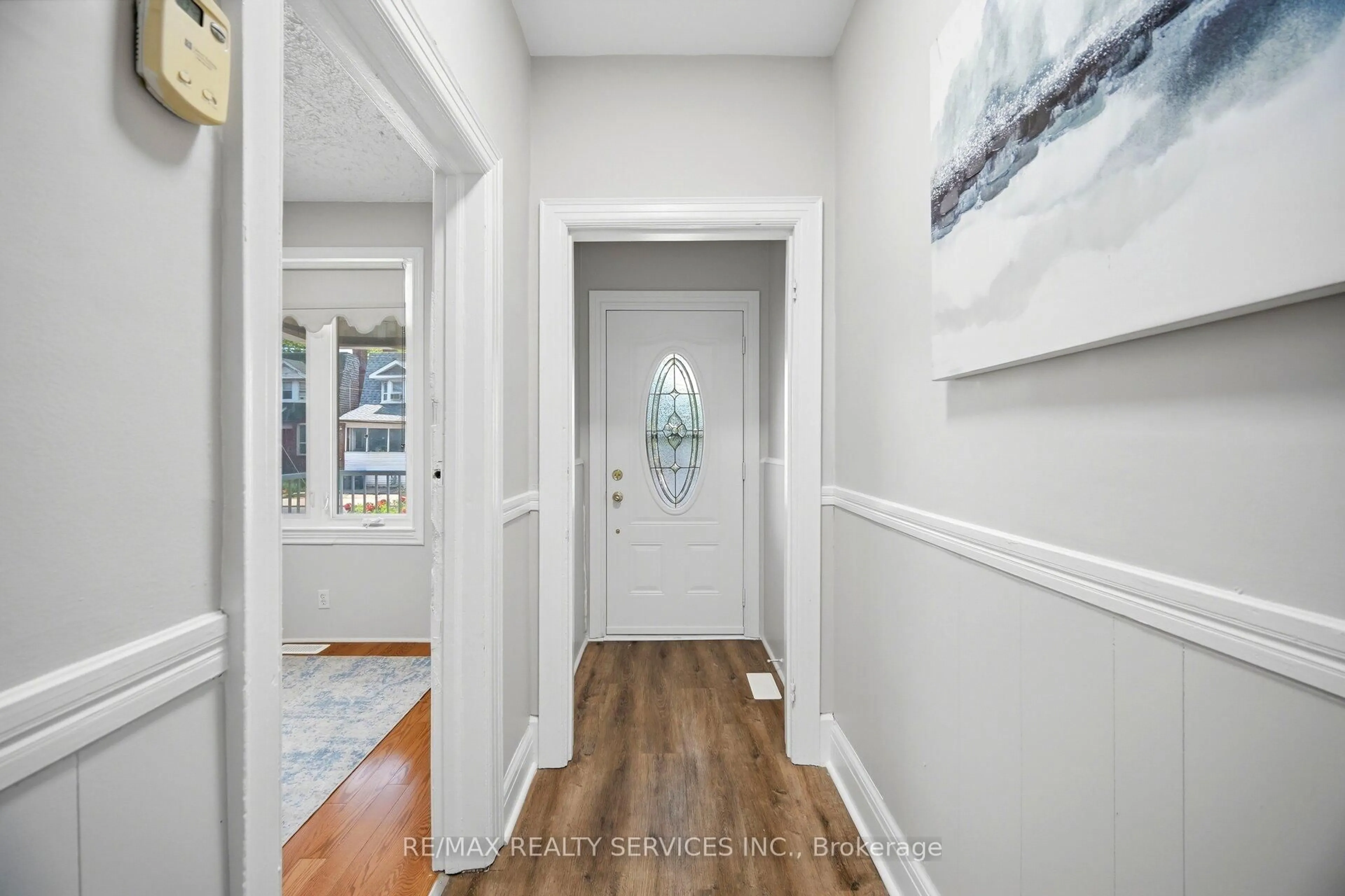 Indoor entryway for 1147 Dufferin St, Toronto Ontario M6H 4B7