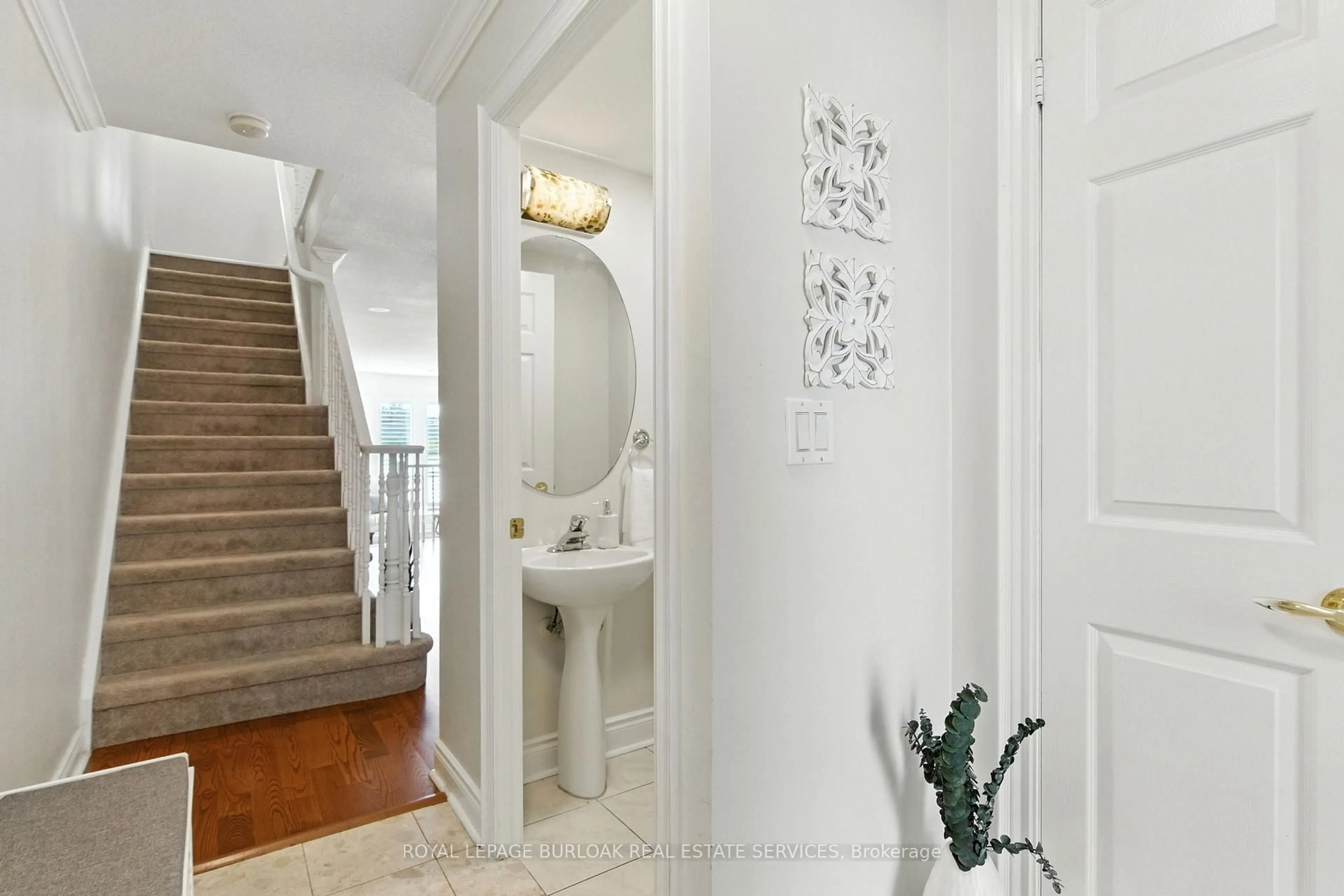 Indoor entryway for 442 Maple Ave #7, Burlington Ontario L7S 2L7