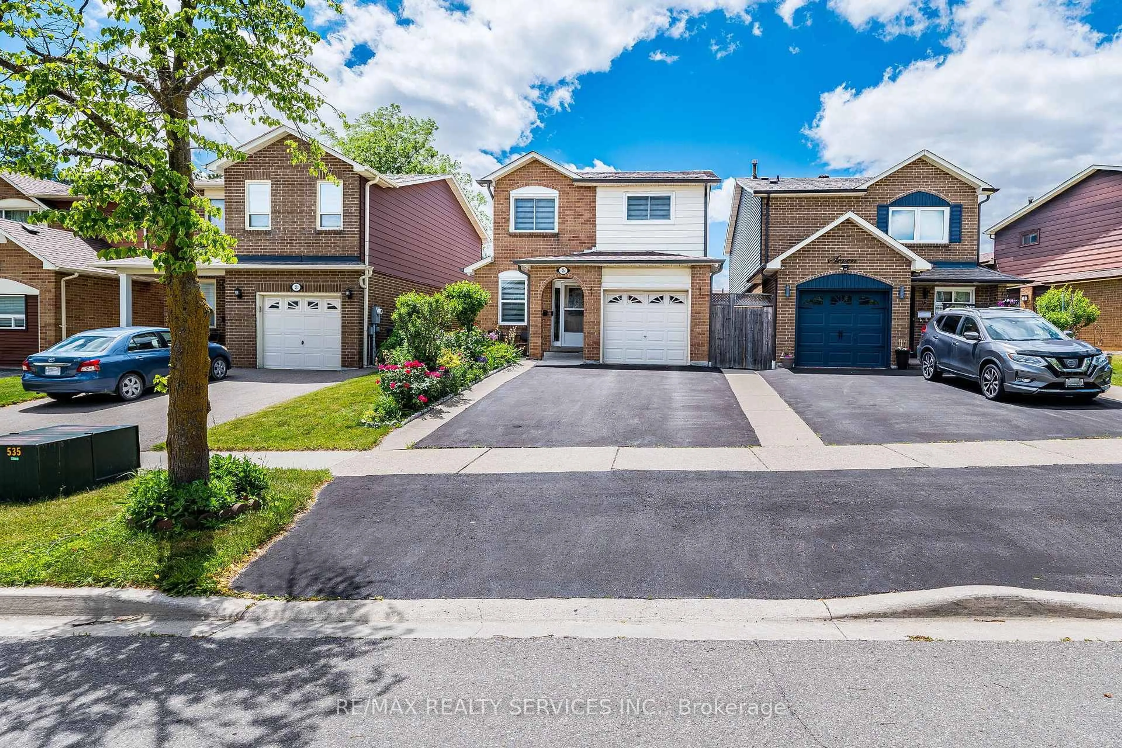 A pic from outside/outdoor area/front of a property/back of a property/a pic from drone, street for 5 Wikander Way, Brampton Ontario L6V 3X1
