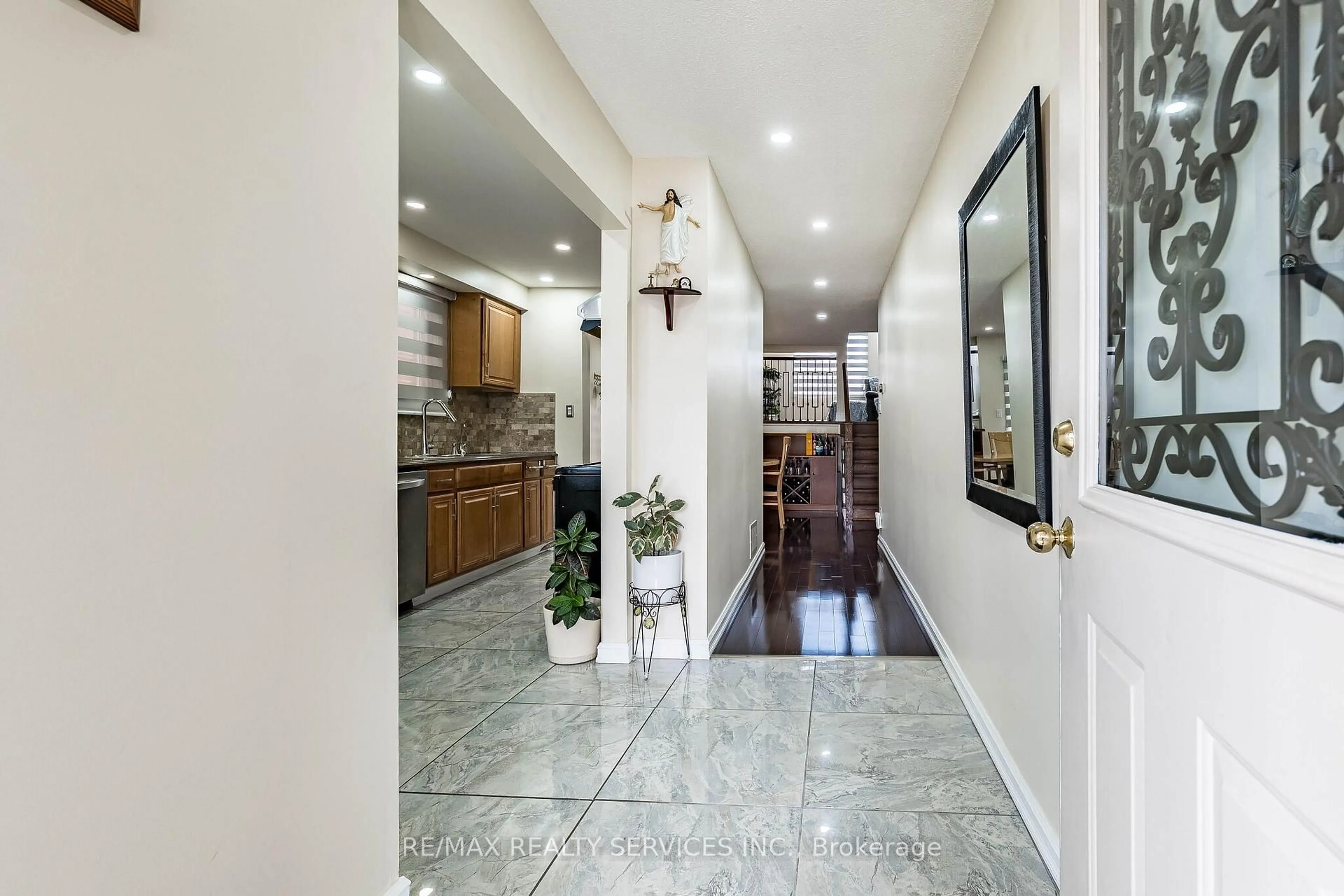 Indoor foyer for 5 Wikander Way, Brampton Ontario L6V 3X1