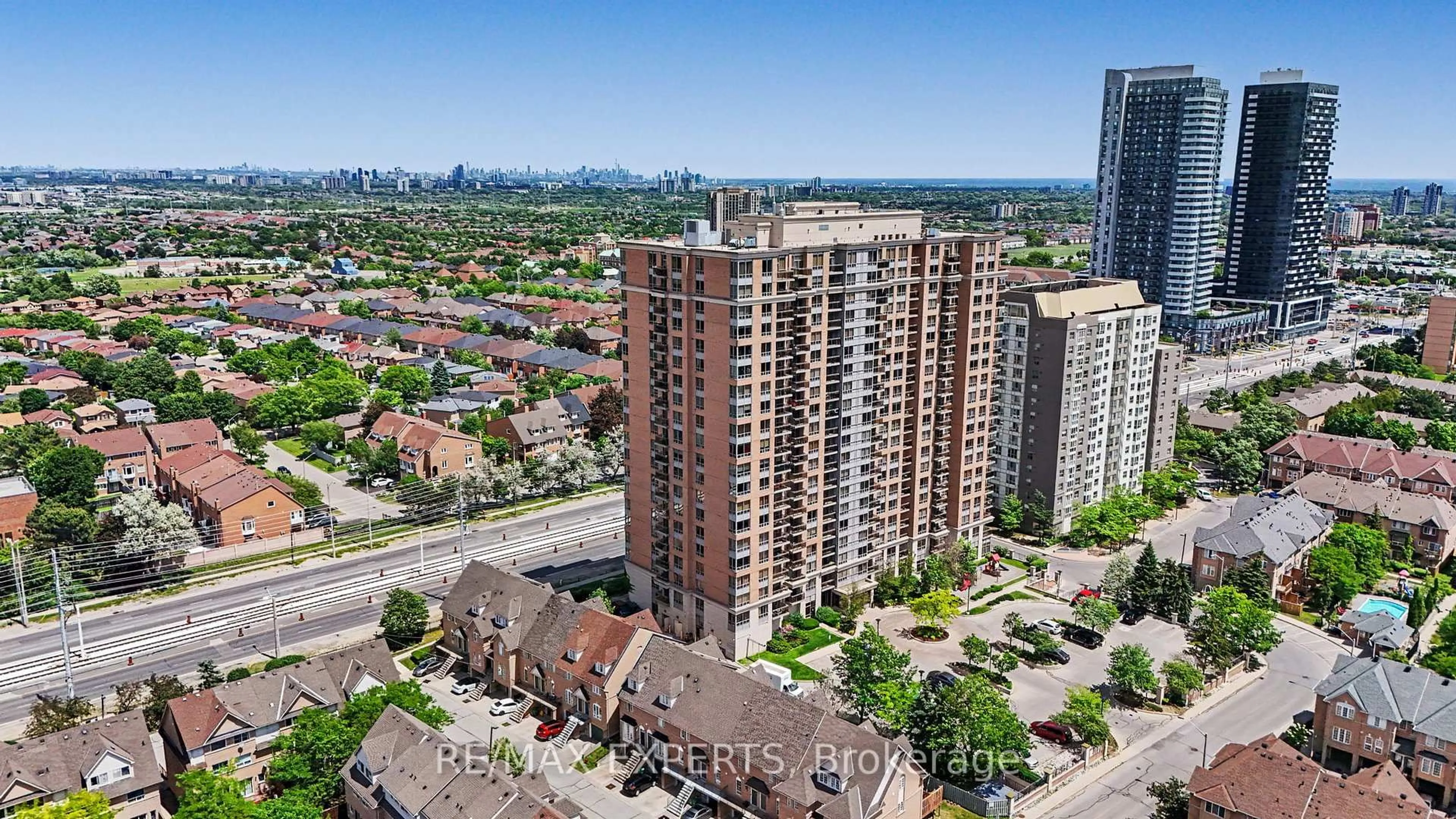 A pic from outside/outdoor area/front of a property/back of a property/a pic from drone, city buildings view from balcony for 55 Strathaven Dr #1113, Mississauga Ontario L5R 4G9